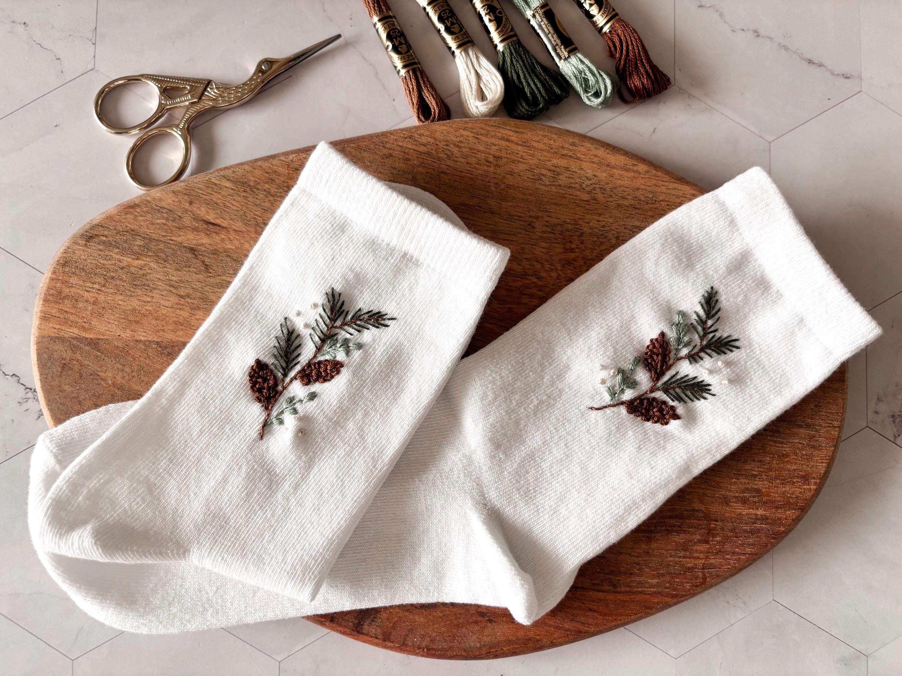 Chaussettes en coton brodées à la main, motif pommes de pin, sapin