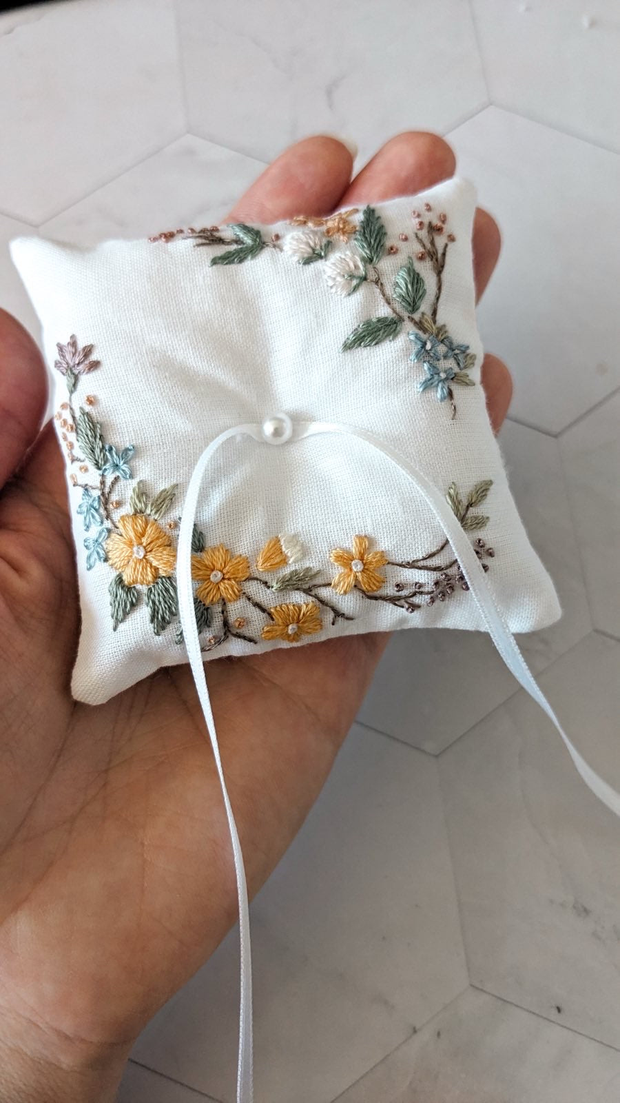 Coussin alliances floral, fleurs sauvages pour la cérémonie de mariage