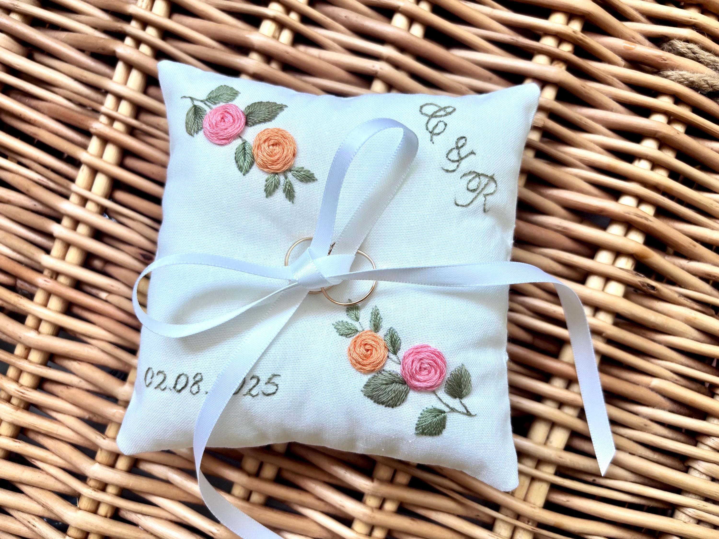 Coussin d’alliances personnalisé pour cérémonie de mariage avec les initiales et date du mariage