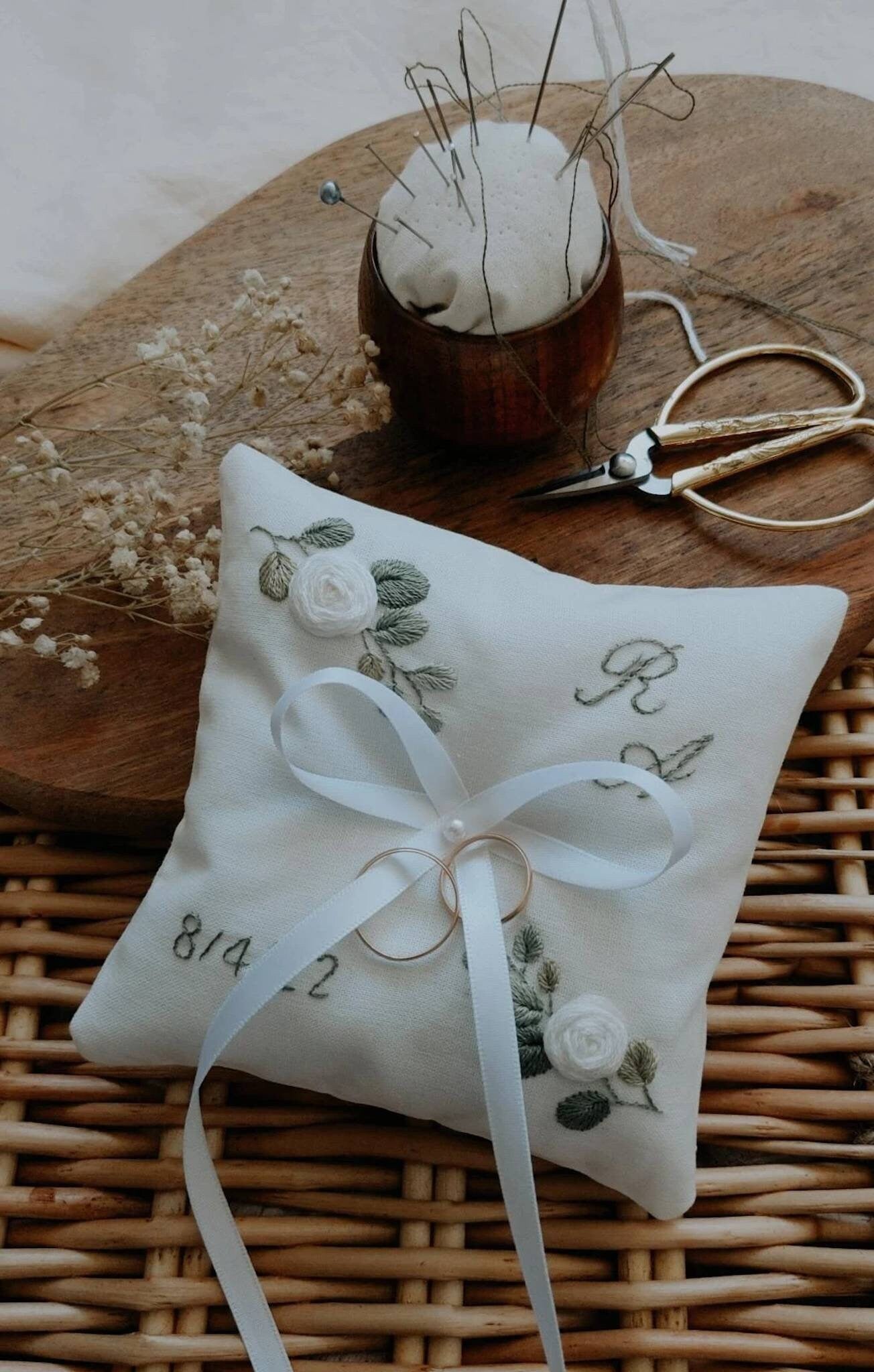 Coussin d'alliance brodé et cousu à la main - porte alliances personnalisé - eucalyptus et roses - coussin d'anneaux pour alliances mariage