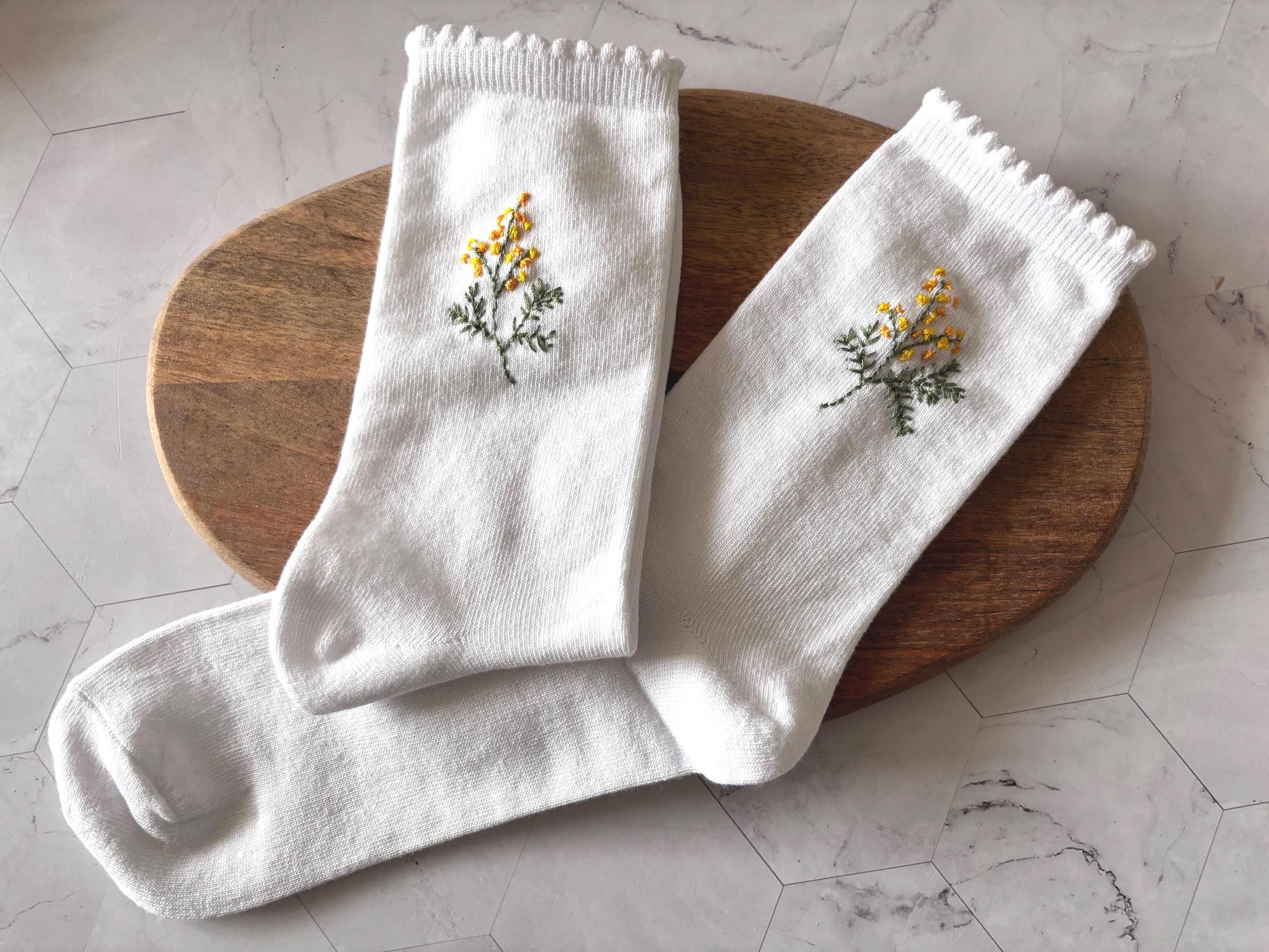 Chaussettes en coton brodées à la main Mimosa