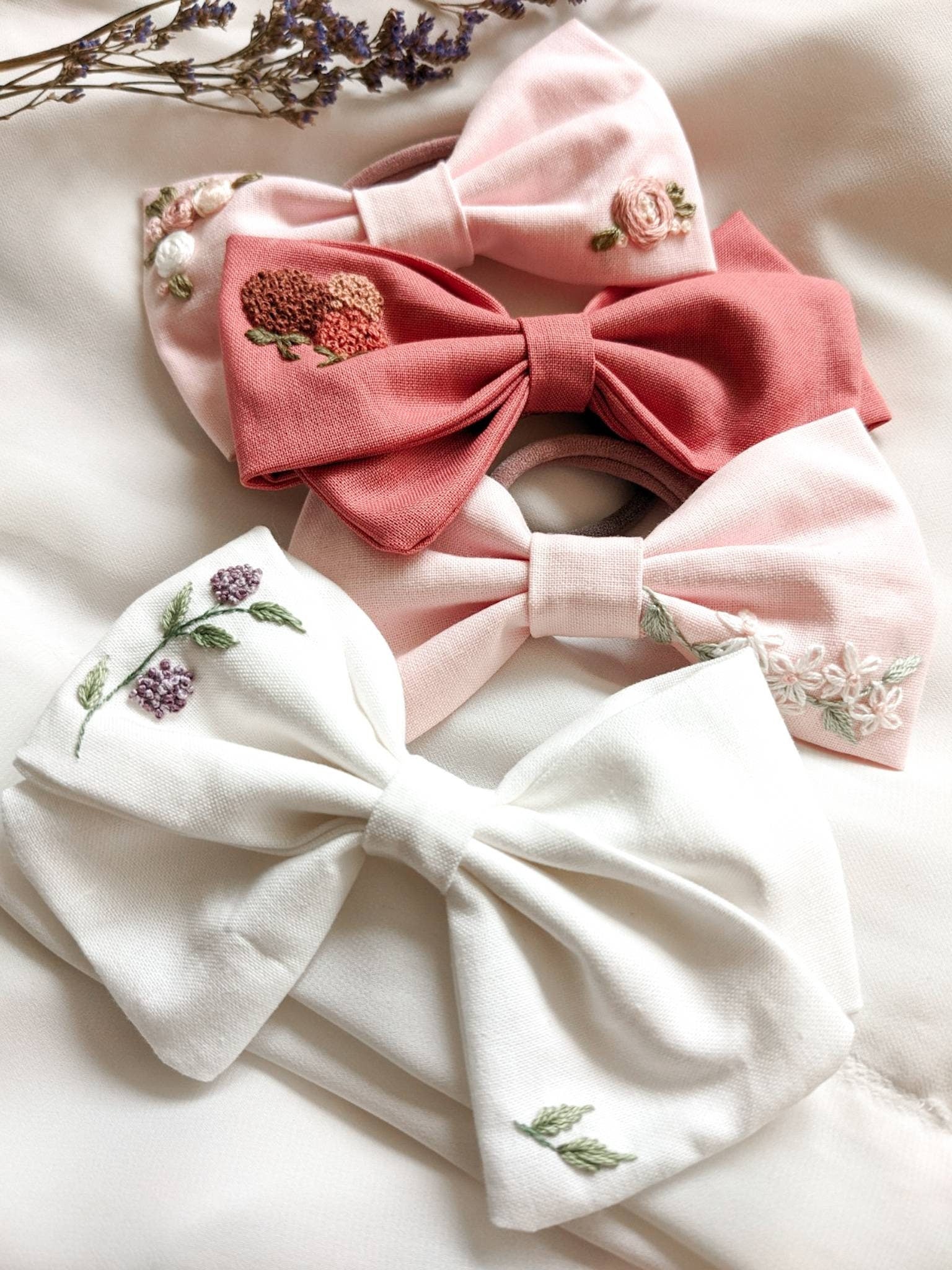 Barrette nœud cheveux brodé a la main, accessoires vintage, fleurs roses, coton OEKO-TEX, mariage, baptême, anniversaire.