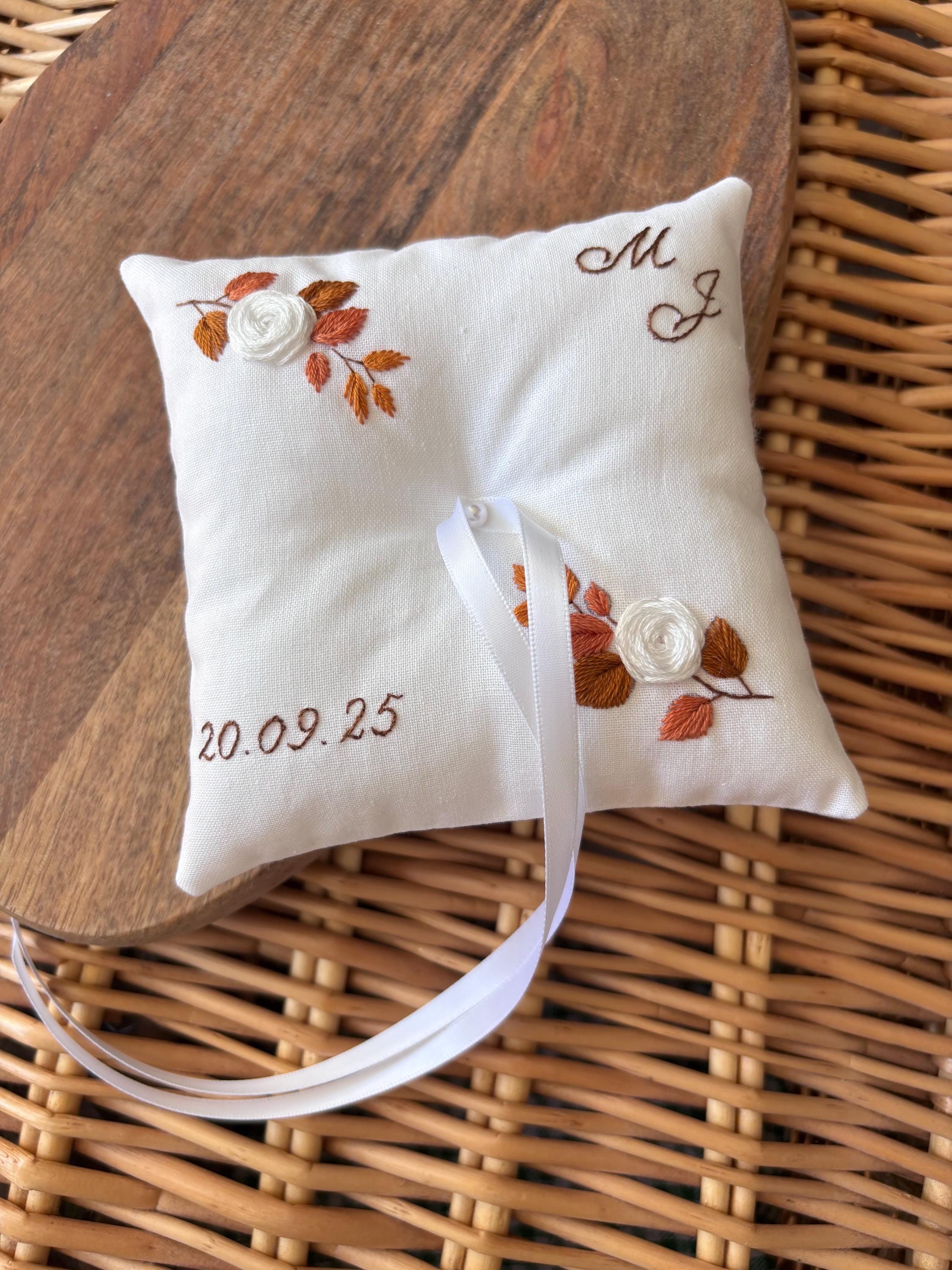 Coussin d'alliance brodé et cousu à la main - porte alliances personnalisé - eucalyptus et roses - coussin d'anneaux pour alliances mariage
