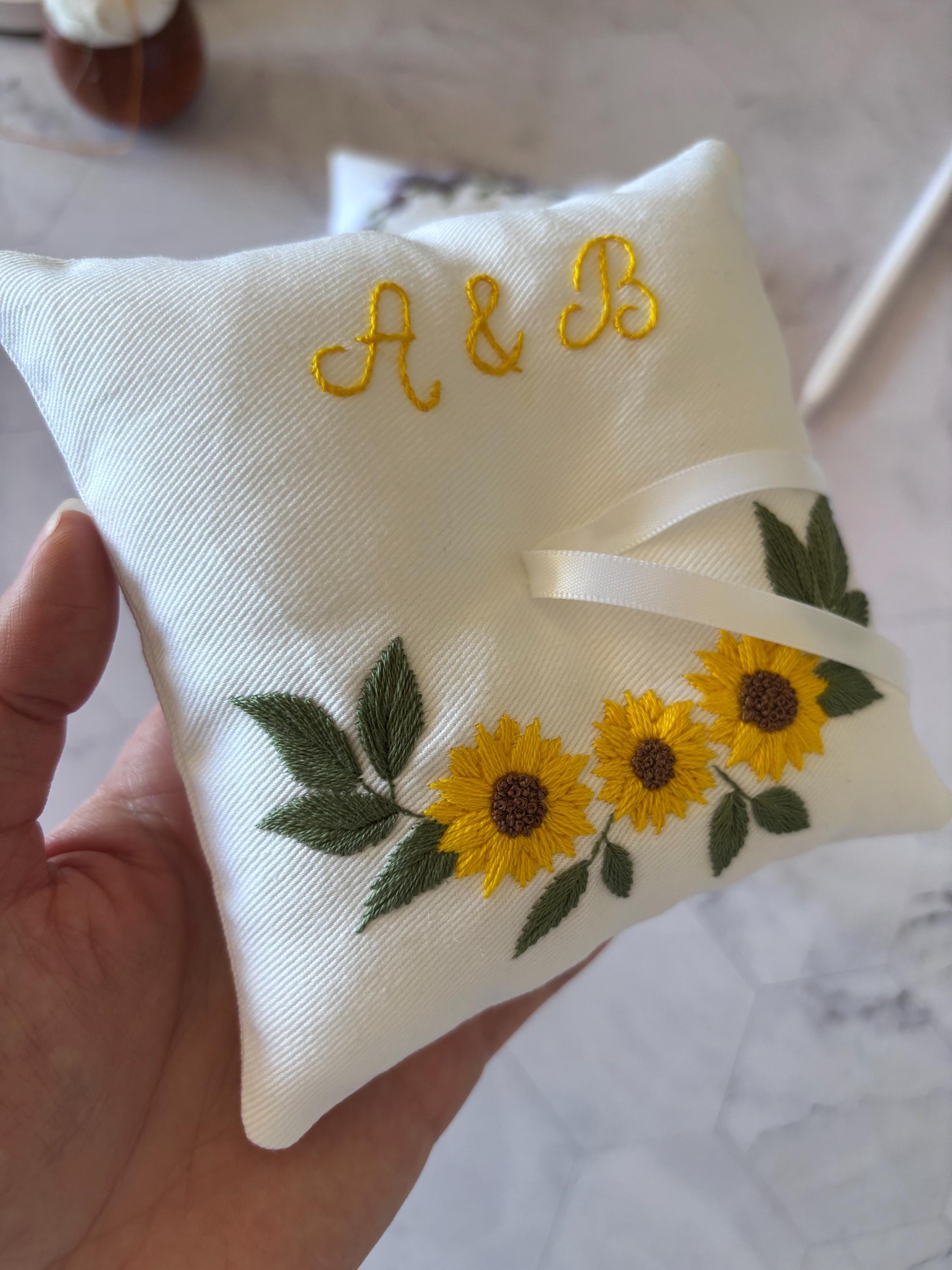 Coussin d'alliances blanc personnalisé - Porte-alliances brodé à la main pour alliances - Motifs floraux