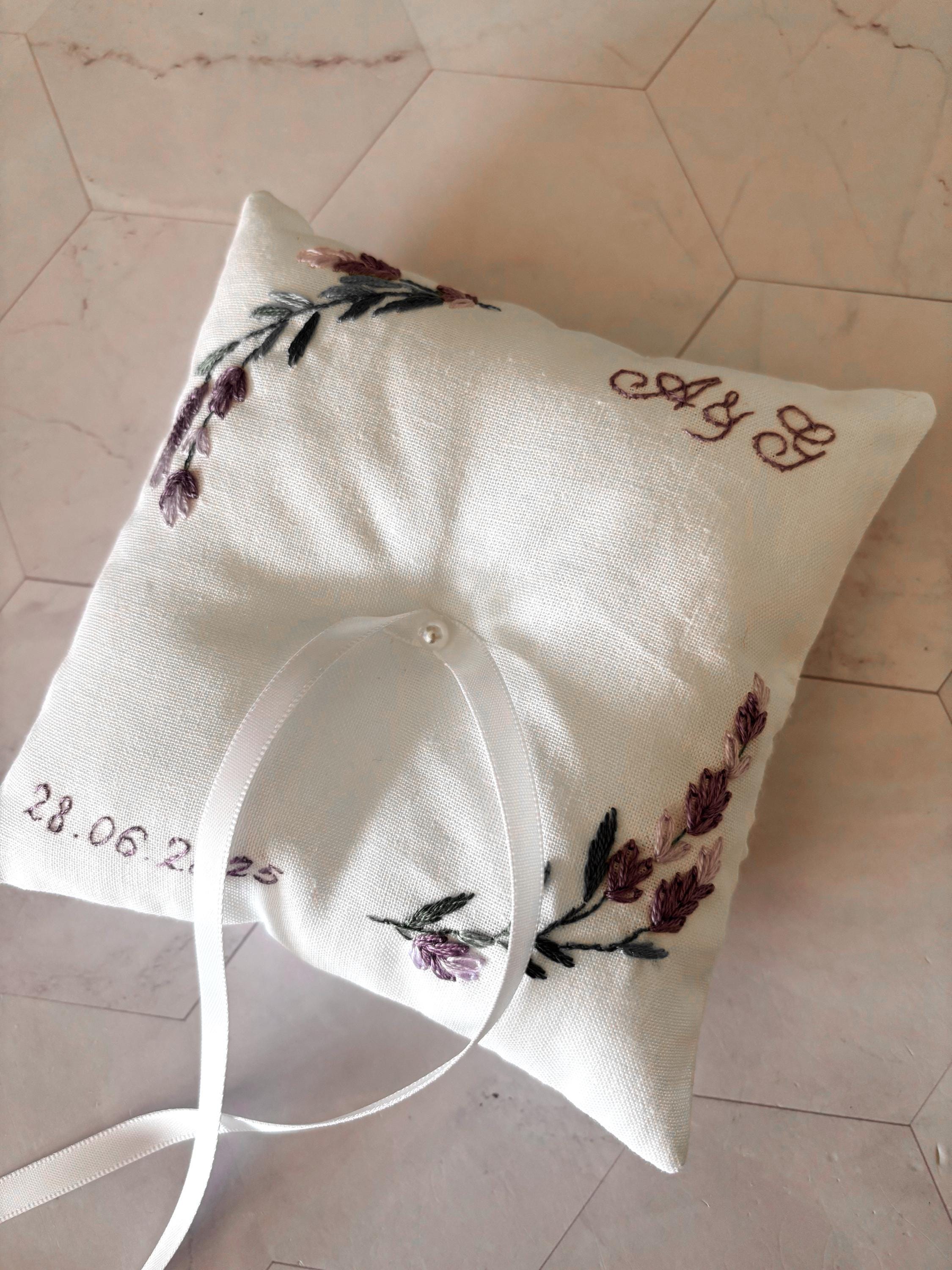 Coussin d’alliances brodé à la main et personnalisé – Broderie pour cérémonie de mariage - motif lavande