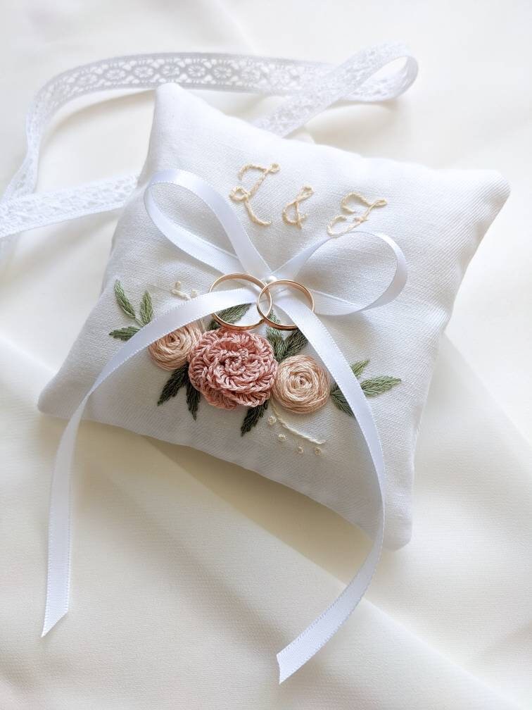 Coussin d'alliances blanc personnalisé - Porte-alliances brodé à la main pour alliances - Motifs floraux