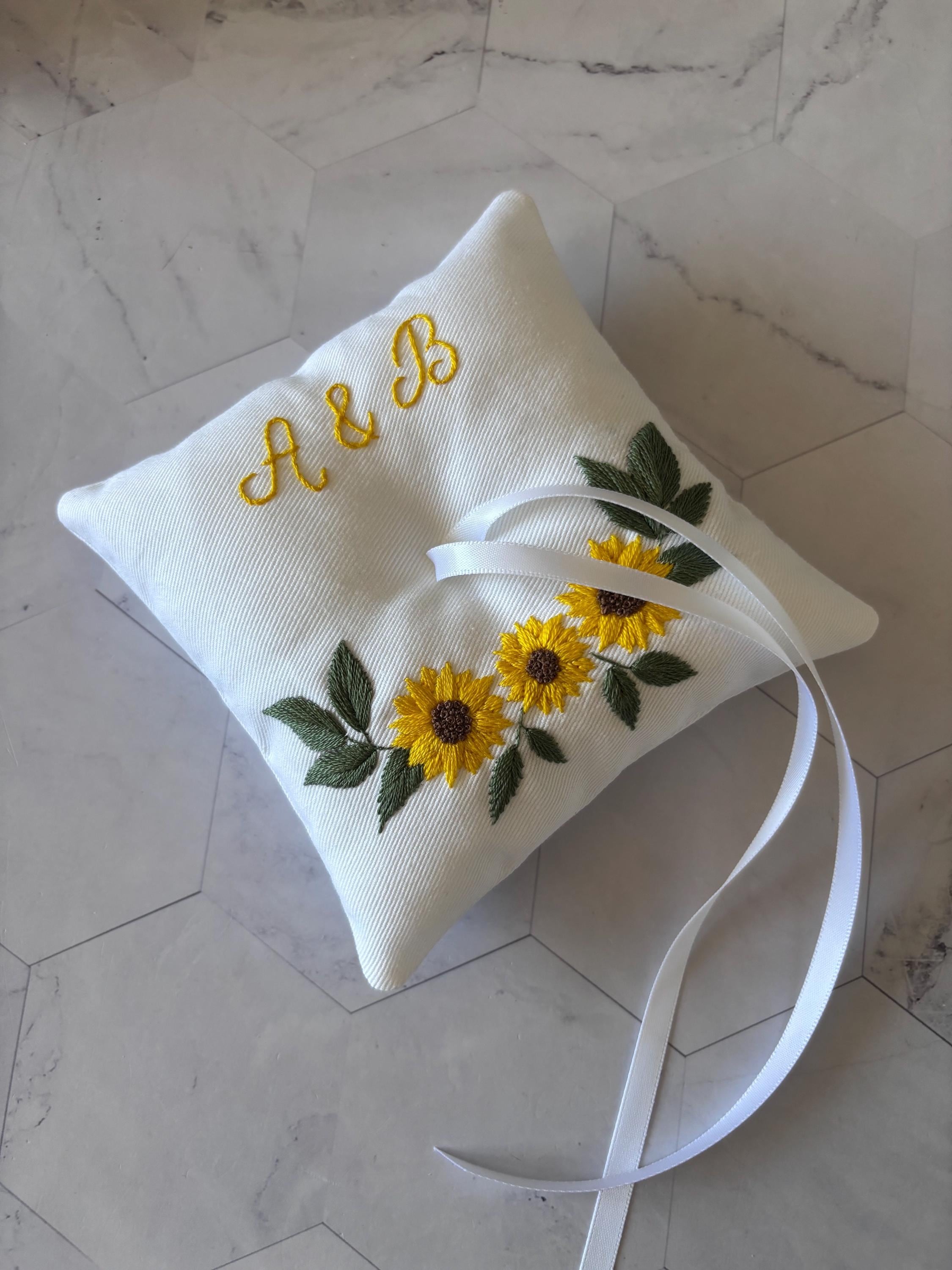Coussin d'alliances blanc personnalisé - Porte-alliances brodé à la main pour alliances - Motifs floraux