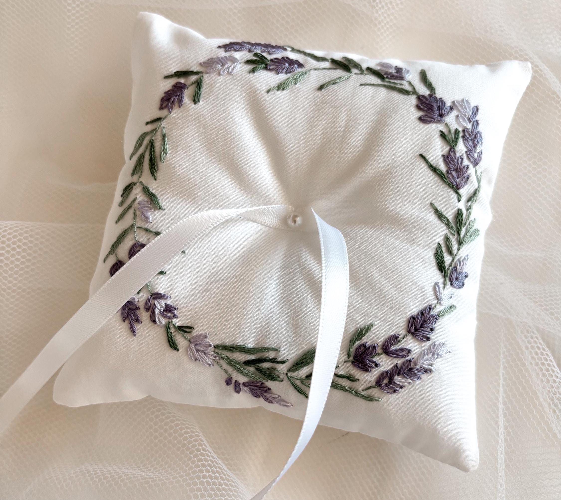 Coussin d’alliances brodé à la main et personnalisé – Broderie pour cérémonie de mariage - motif lavande