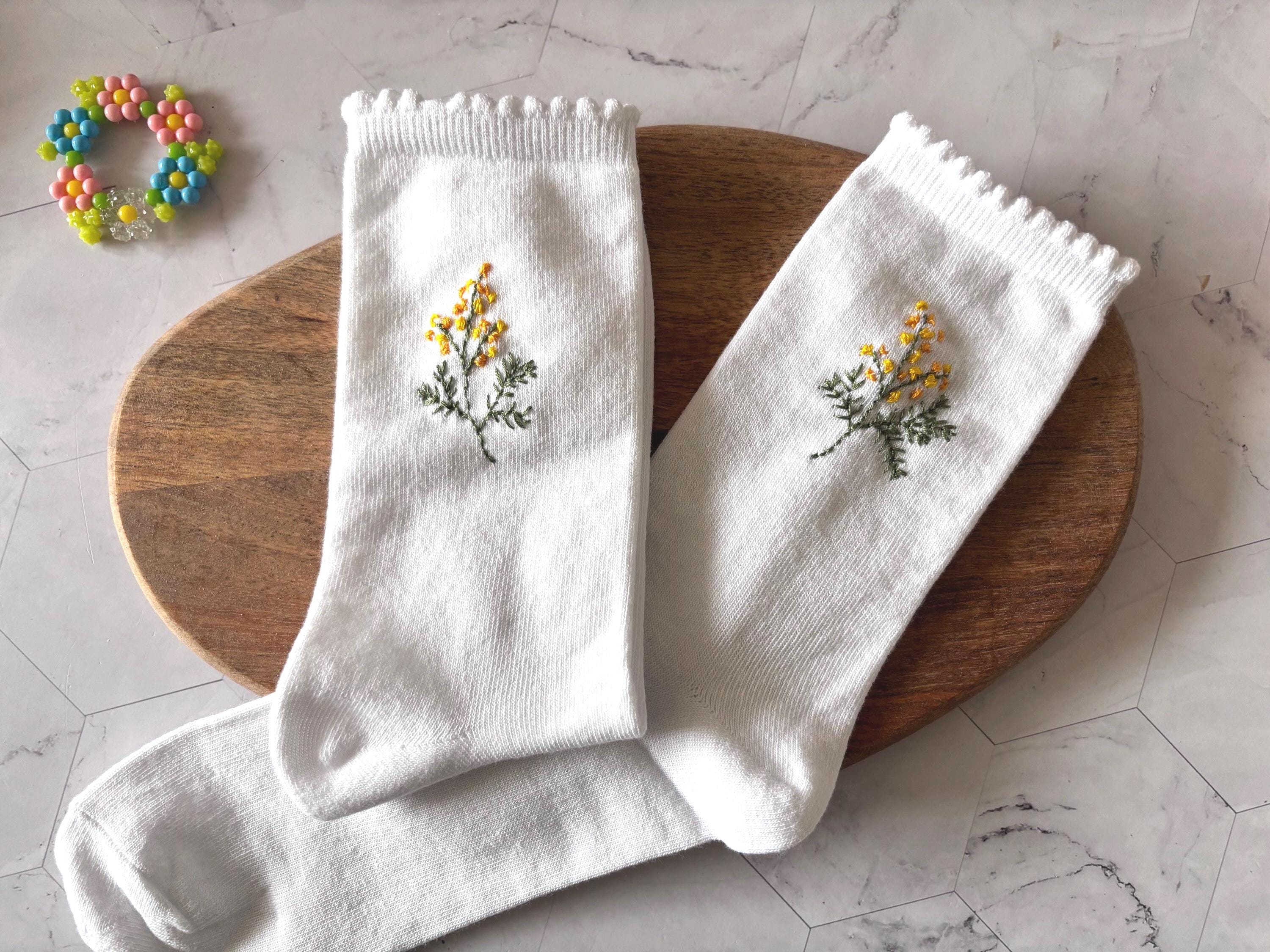 Chaussettes en coton brodées à la main Mimosa