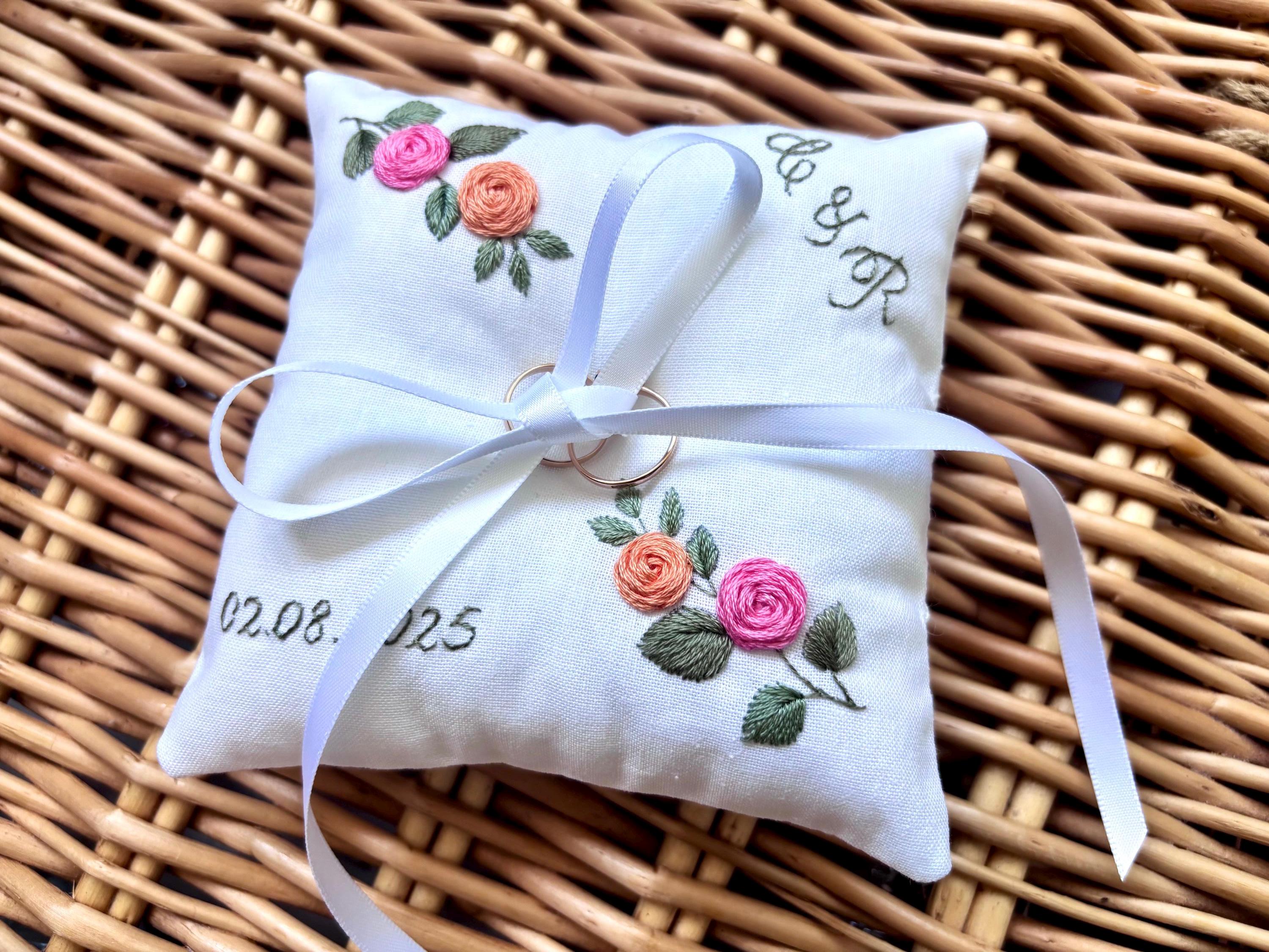 Coussin d’alliances personnalisé pour cérémonie de mariage avec les initiales et date du mariage