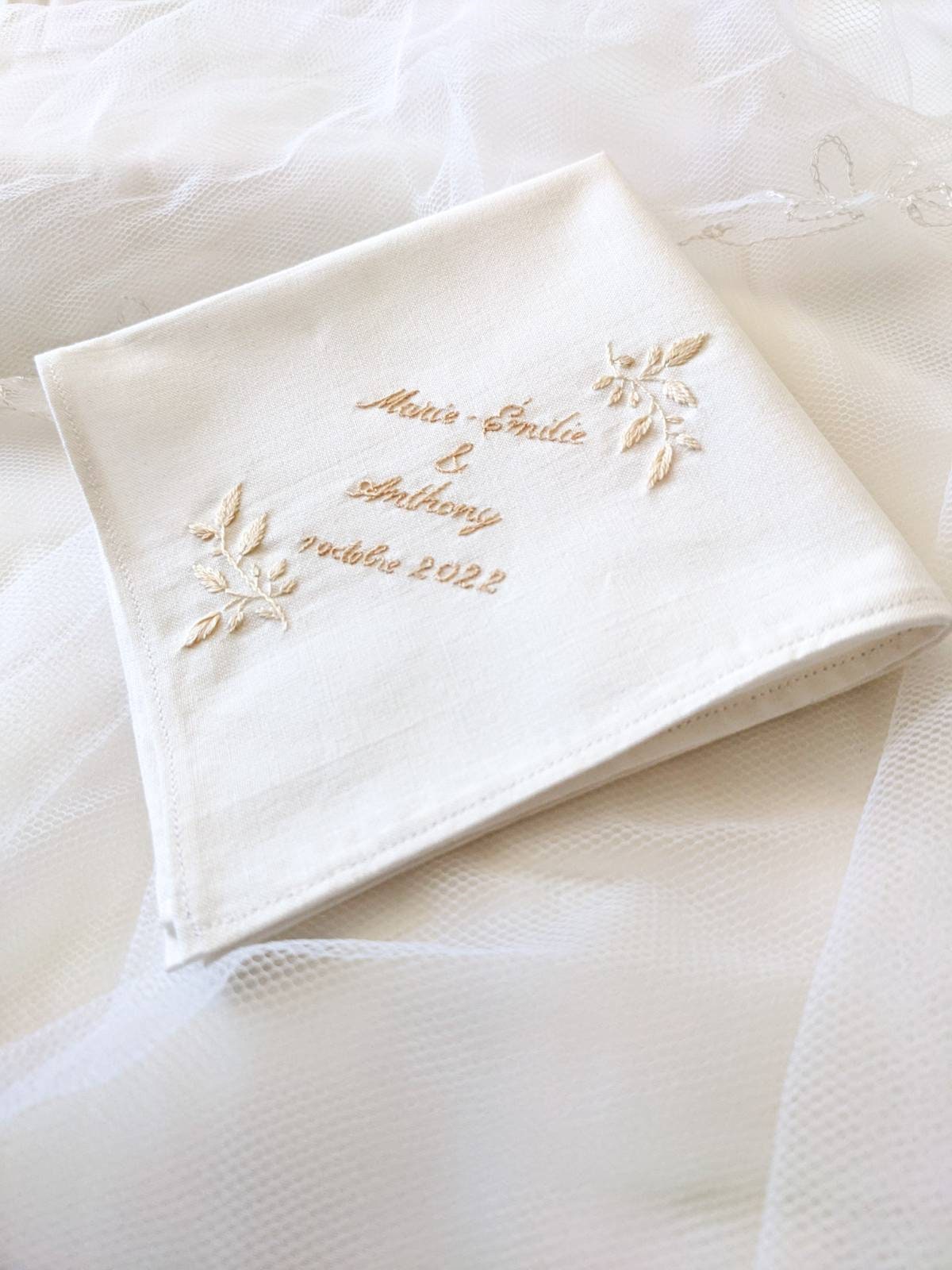 Mouchoir de mariage, souvenir de mariage, cadeau pour mariés, coton blanc bio, doré, feuilles brodés, cadeau baptême, cadeau maman papa