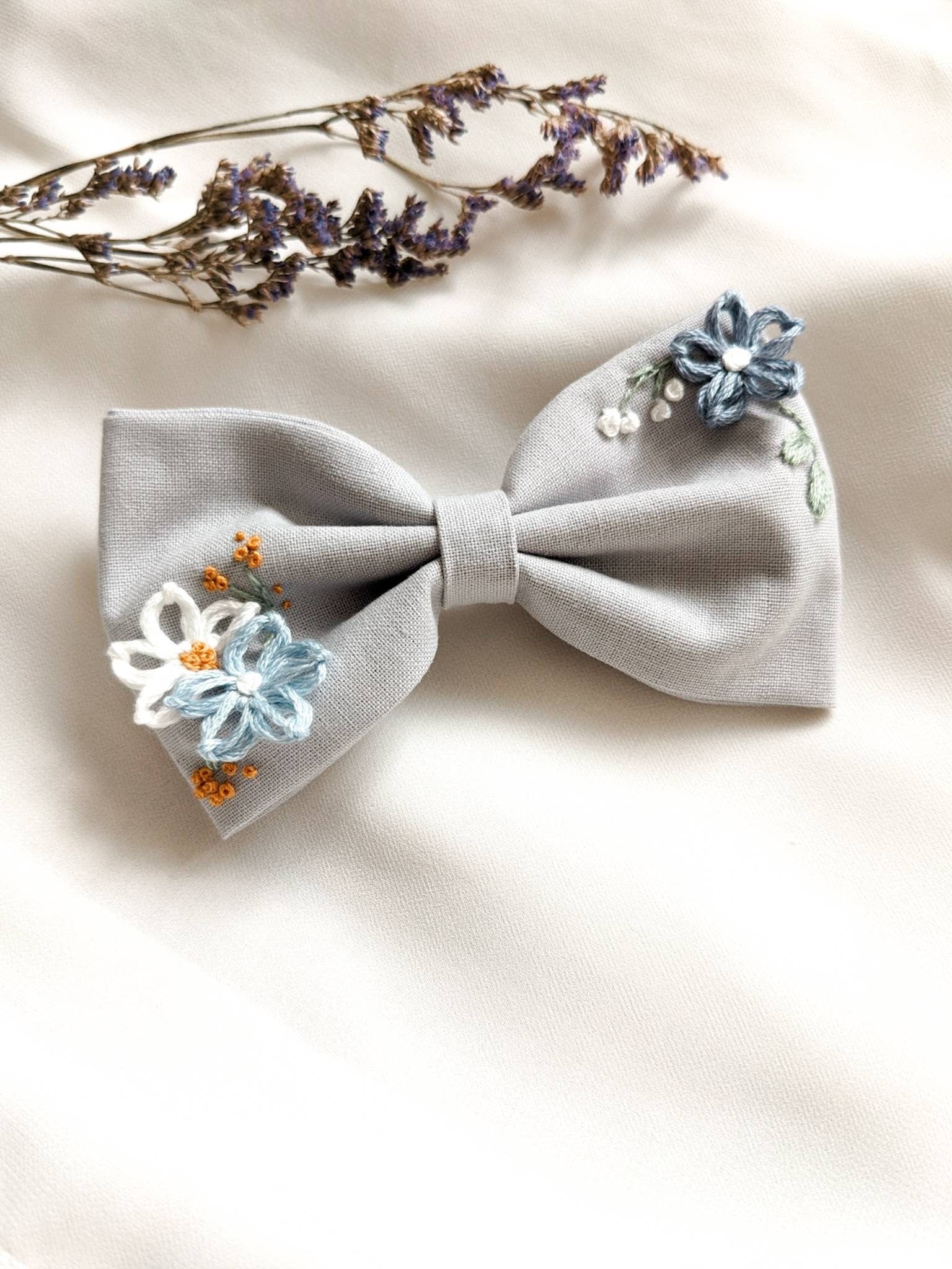 Barrette nœud cheveux brodé a la main, accessoires vintage, fleurs roses, coton OEKO-TEX, mariage, baptême, anniversaire.