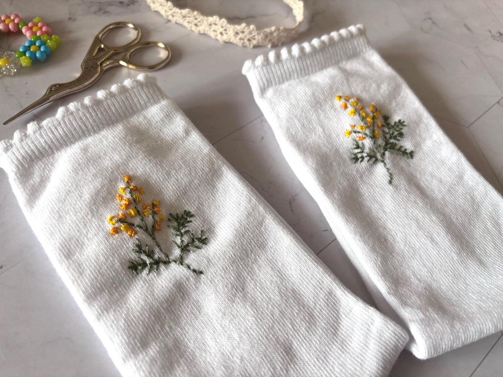 Chaussettes en coton brodées à la main Mimosa