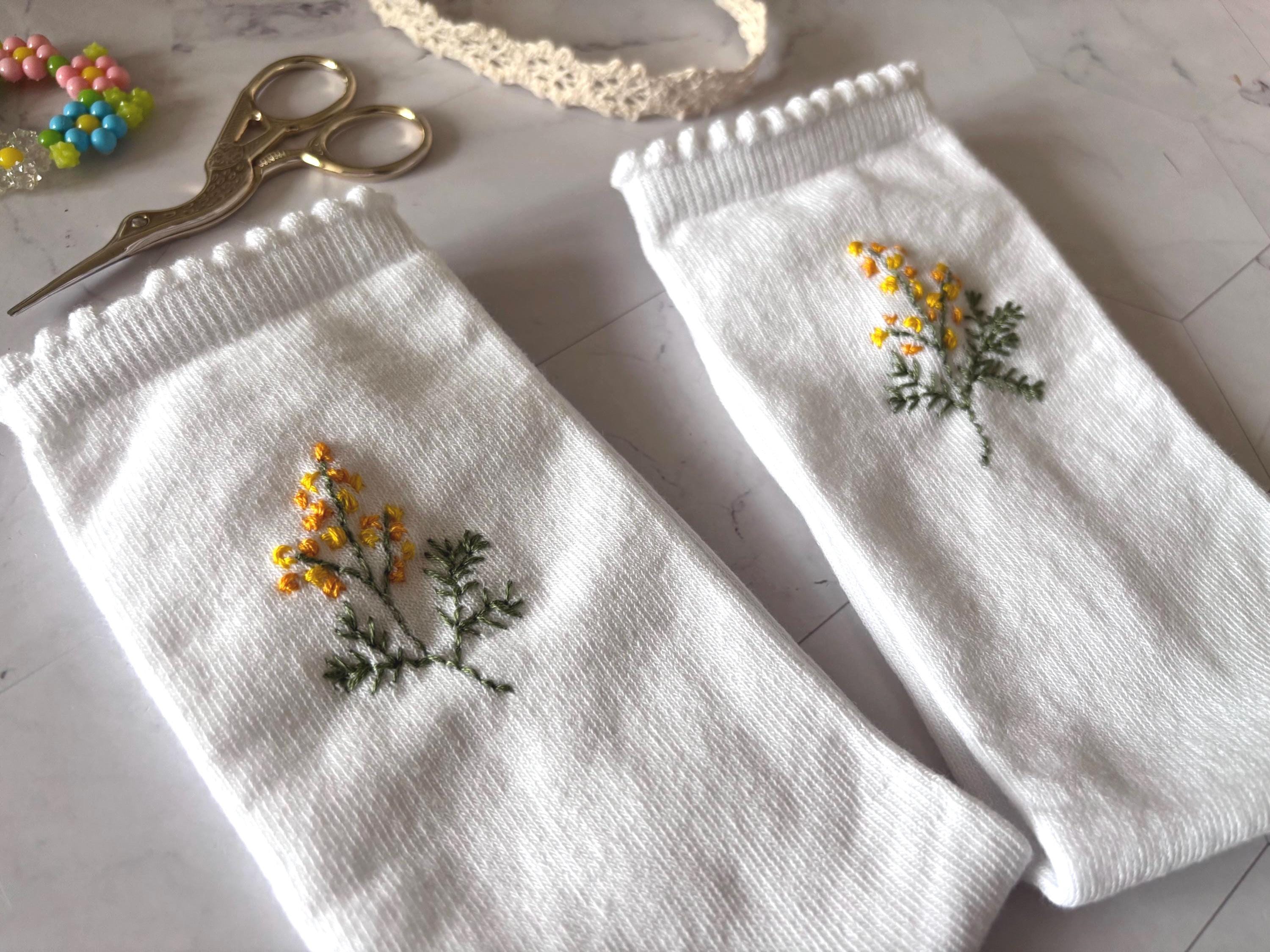 Chaussettes en coton brodées à la main Mimosa