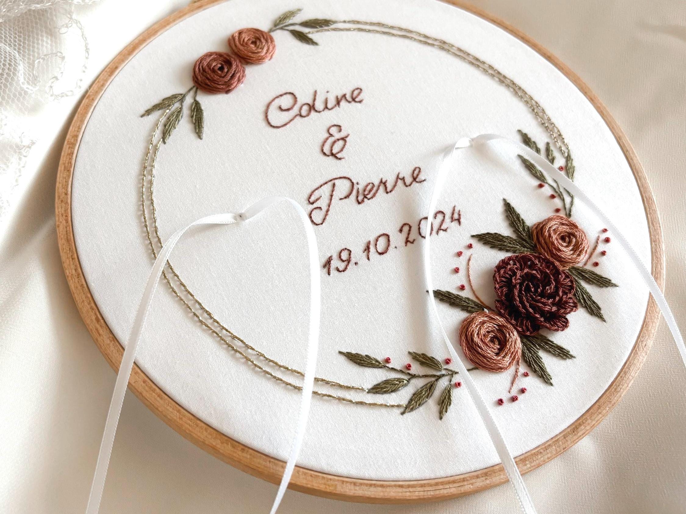 Porte alliances brodé personnalisé pour un mariage, prénoms brodés, fleurs brodées, cadre en or ou argent, plusieurs couleurs