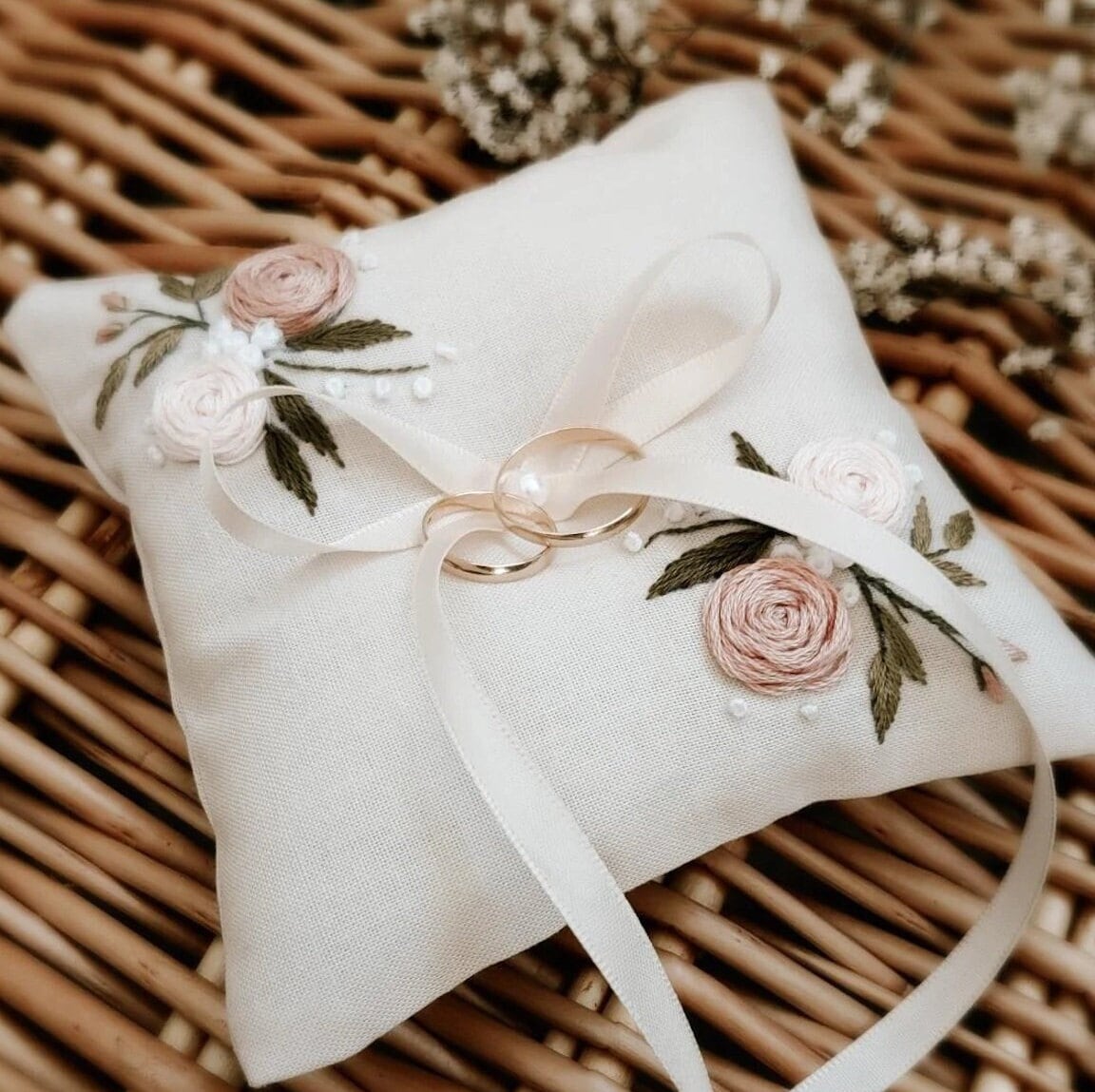 Coussin d'alliance brodé et cousu à la main - porte-alliances personnalisable - coussin d'anneaux pour alliance - coton bio mariage