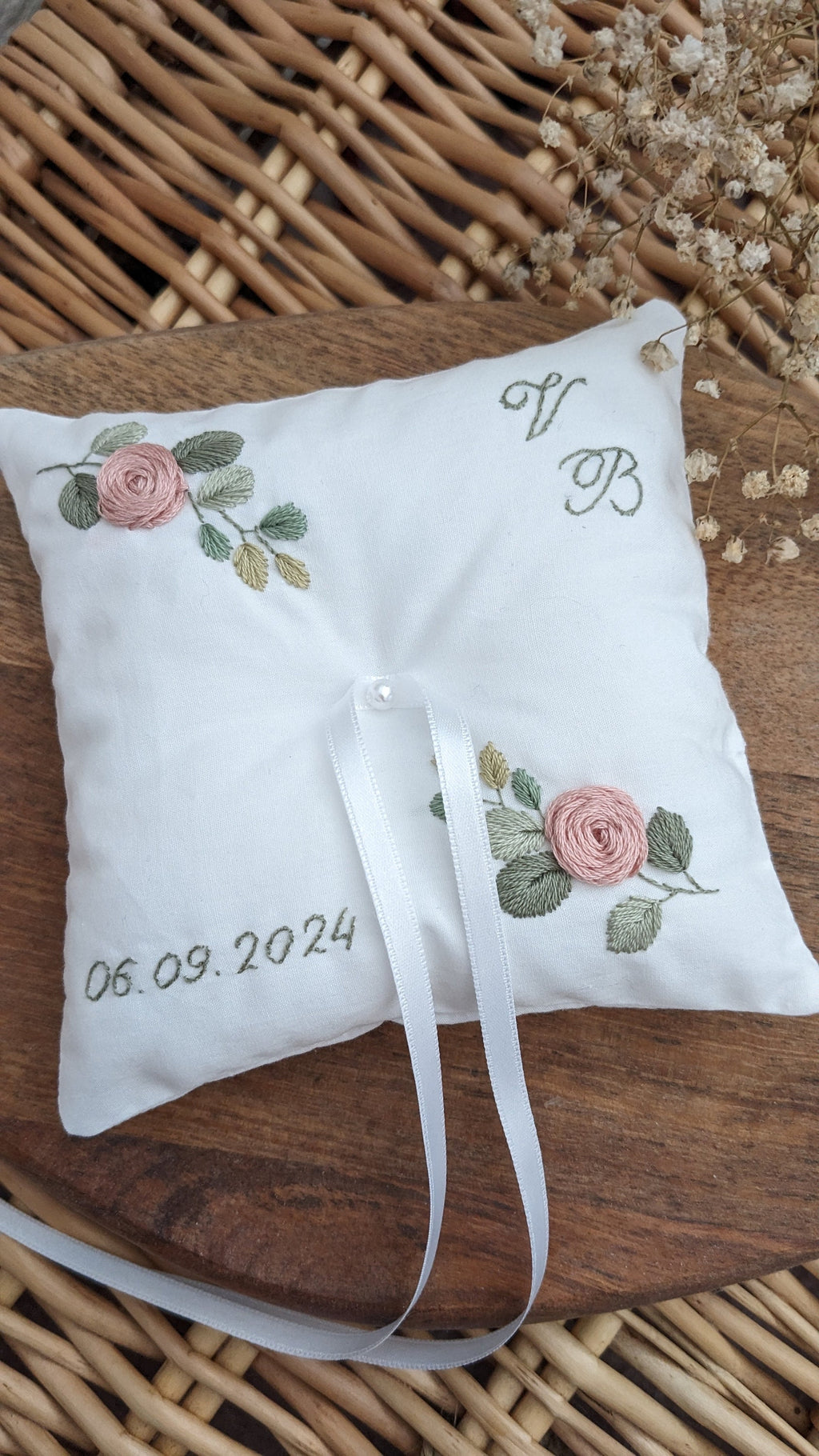 Coussin d'alliance brodé et cousu à la main - porte alliances personnalisé - eucalyptus et roses - coussin d'anneaux pour alliances mariage