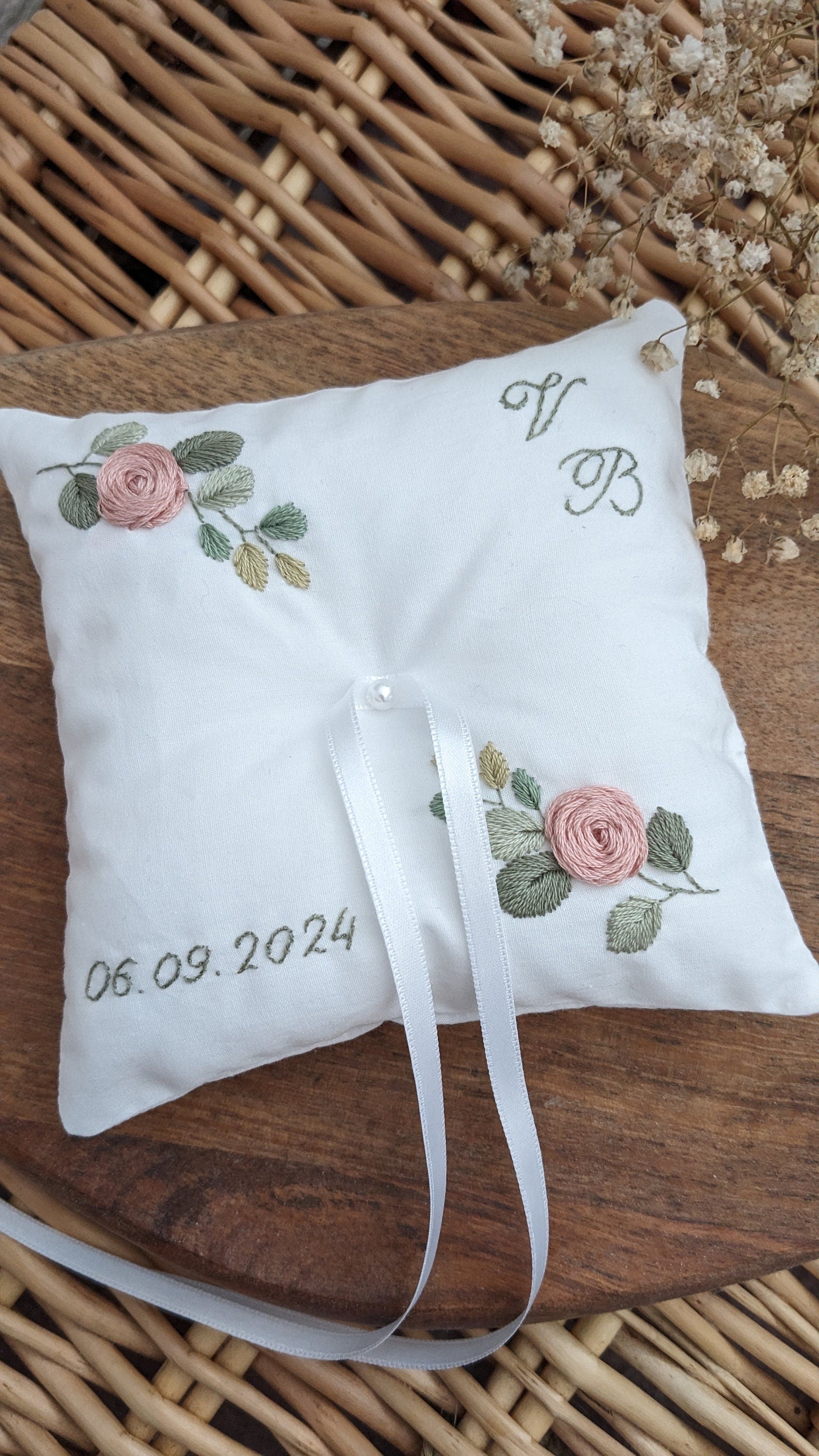 Coussin d'alliance brodé et cousu à la main - porte alliances personnalisé - eucalyptus et roses - coussin d'anneaux pour alliances mariage