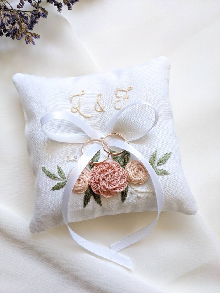 Coussin d'alliances blanc personnalisé - Porte-alliances brodé à la main pour alliances - Motifs floraux