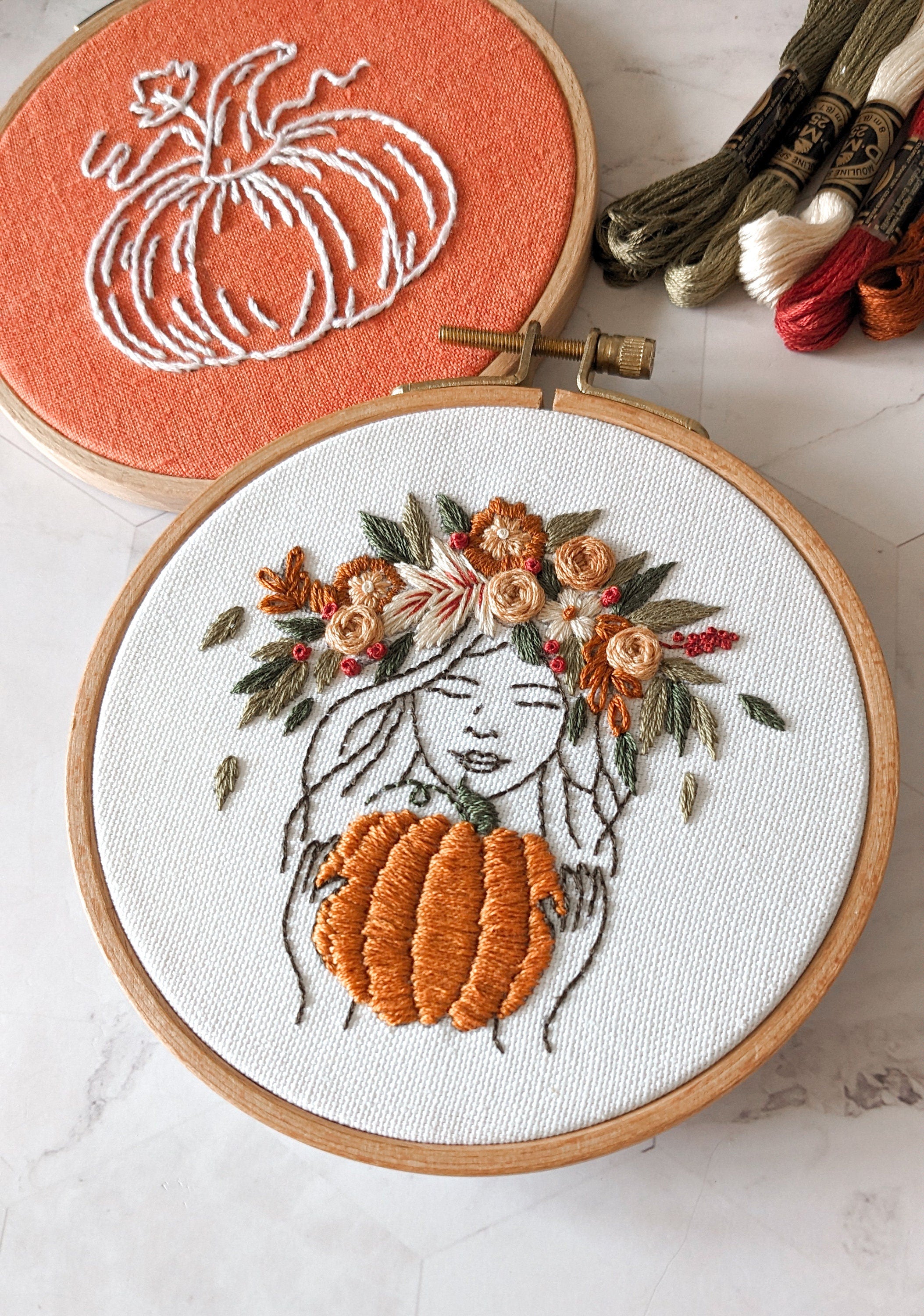 Kit de broderie, Fille avec une citrouille, couronne de fleurs d'automne, guide vidéo