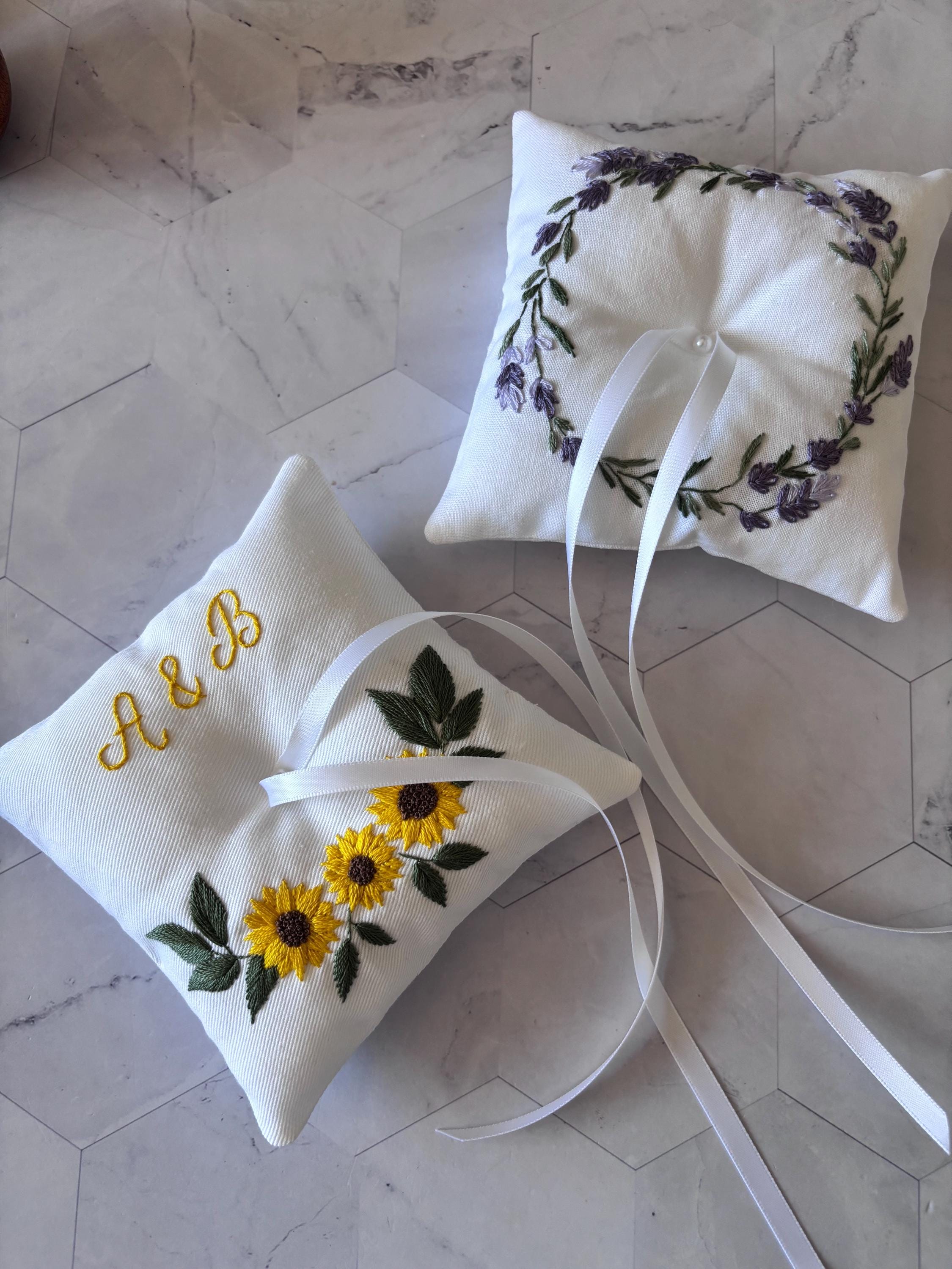 Coussin d'alliances blanc personnalisé - Porte-alliances brodé à la main pour alliances - Motifs floraux
