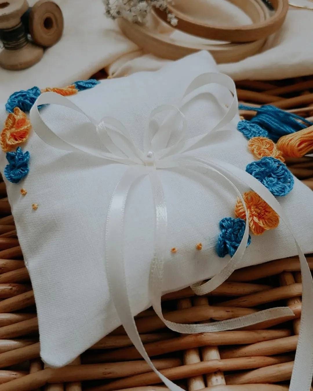 Coussin d'alliance brodé et cousu à la main - porte-alliances personnalisable - coussin d'anneaux pour alliance - coton bio mariage