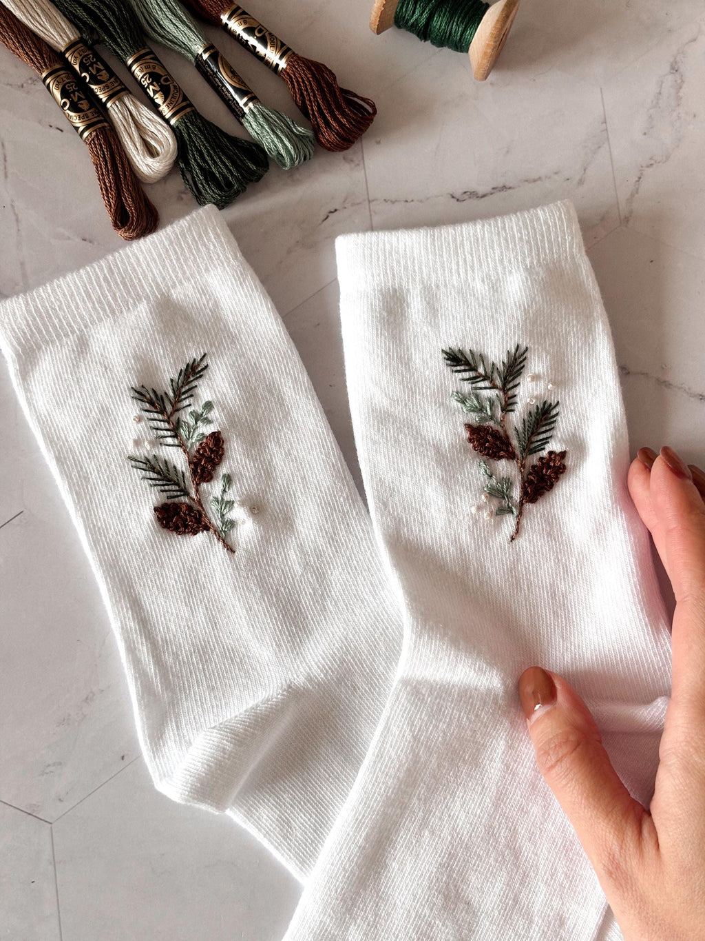 Chaussettes en coton brodées à la main, motif pommes de pin, sapin