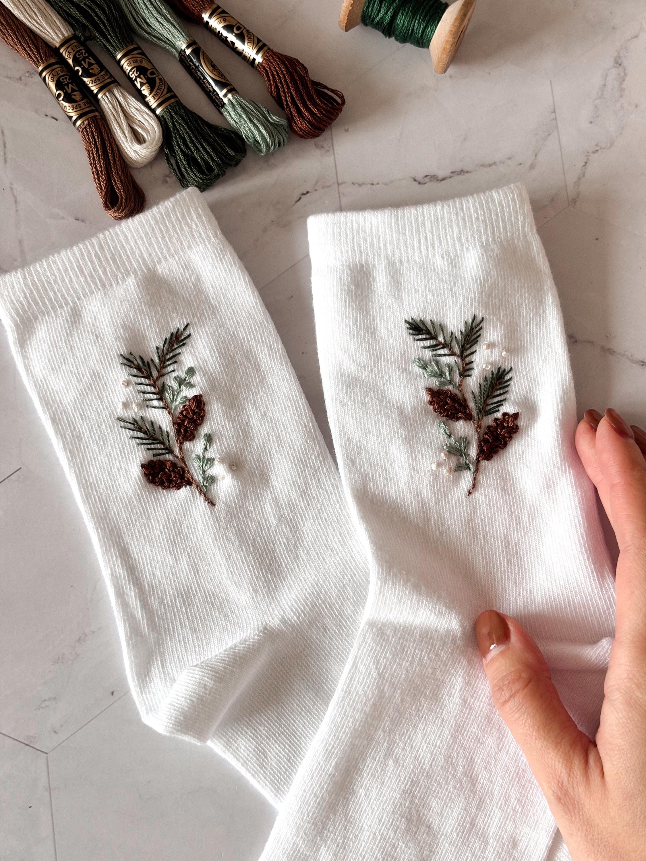 Chaussettes en coton brodées à la main, motif pommes de pin, sapin