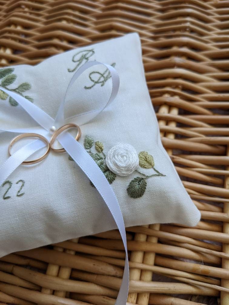 Coussin d'alliance brodé et cousu à la main - porte alliances personnalisé - eucalyptus et roses - coussin d'anneaux pour alliances mariage