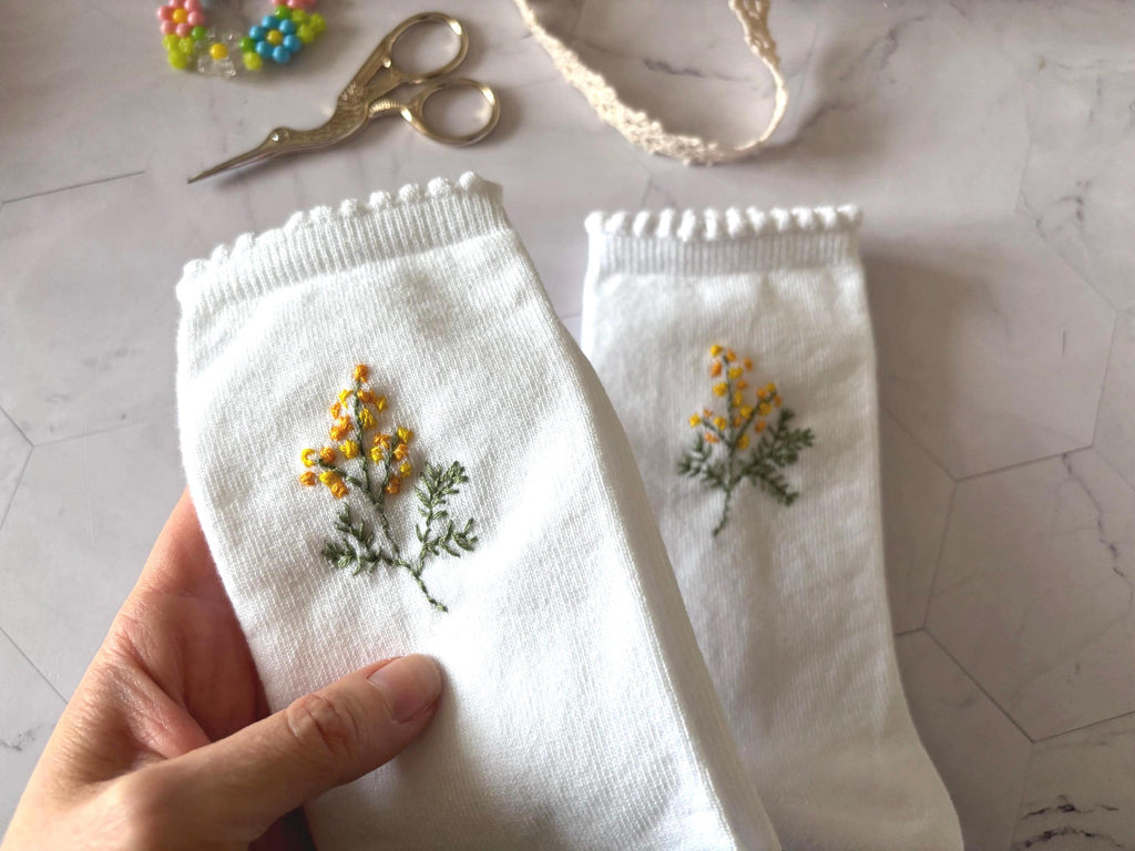 Chaussettes en coton brodées à la main Mimosa