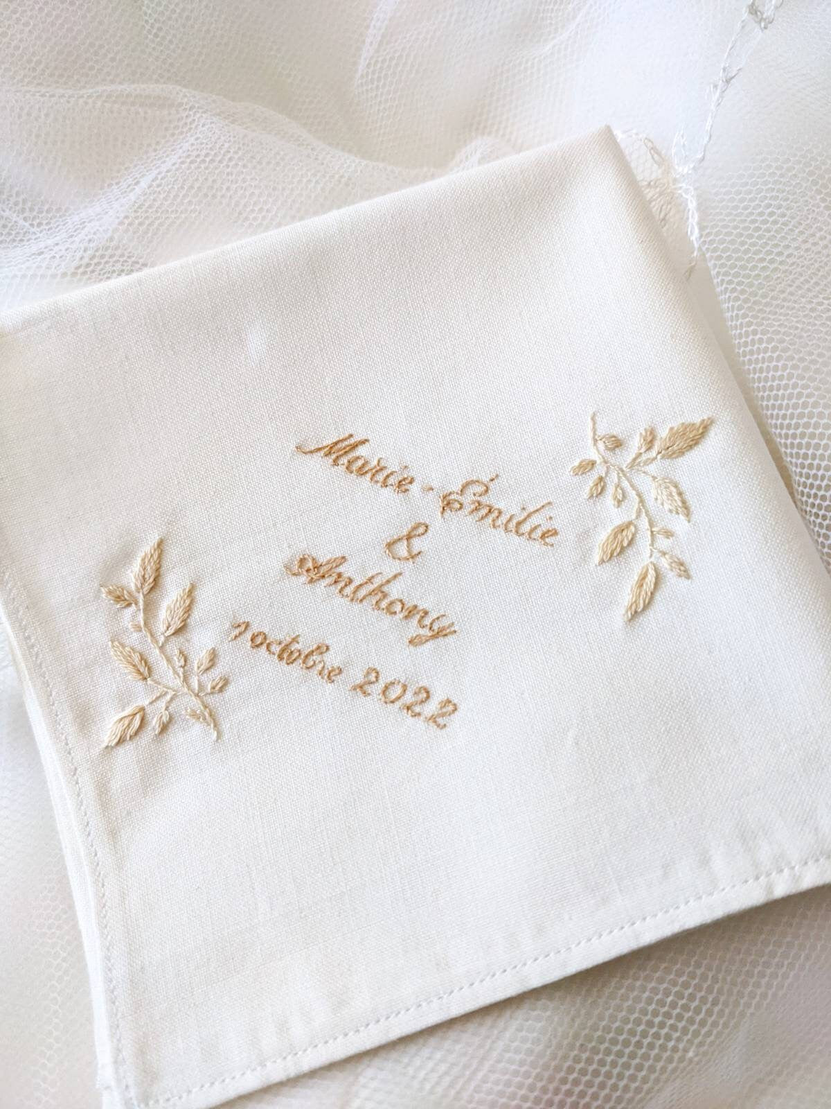 Mouchoir de mariage, souvenir de mariage, cadeau pour mariés, coton blanc bio, doré, feuilles brodés, cadeau baptême, cadeau maman papa