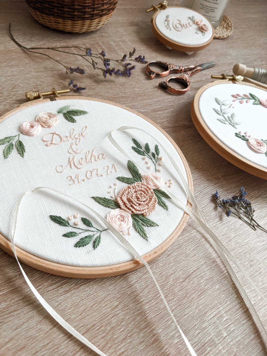 Porte alliances brodé personnalisé, prénoms brodés, porte-alliance mariage, fleurs brodées
