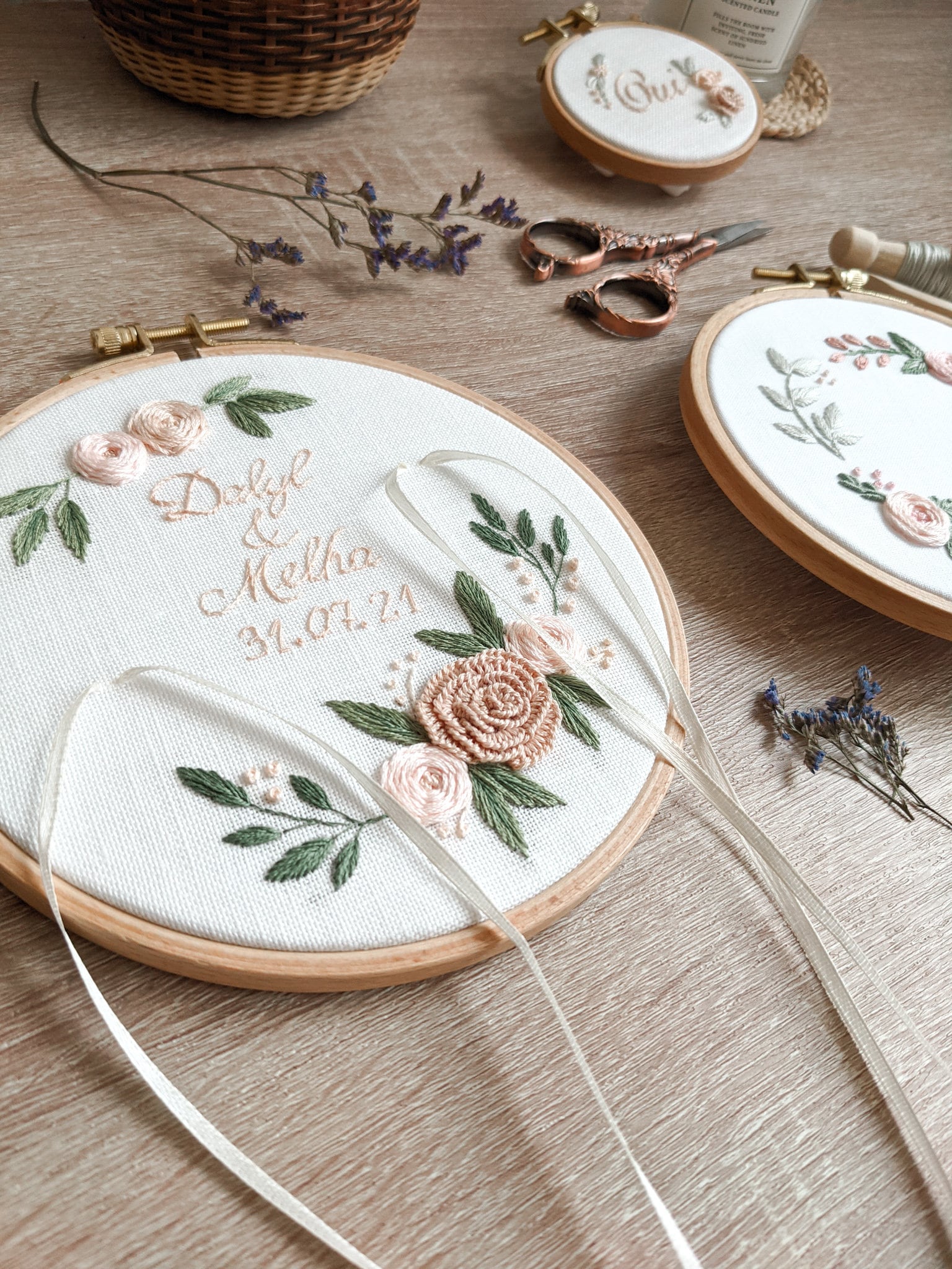 Porte alliances brodé personnalisé, prénoms brodés, porte-alliance mariage, fleurs brodées