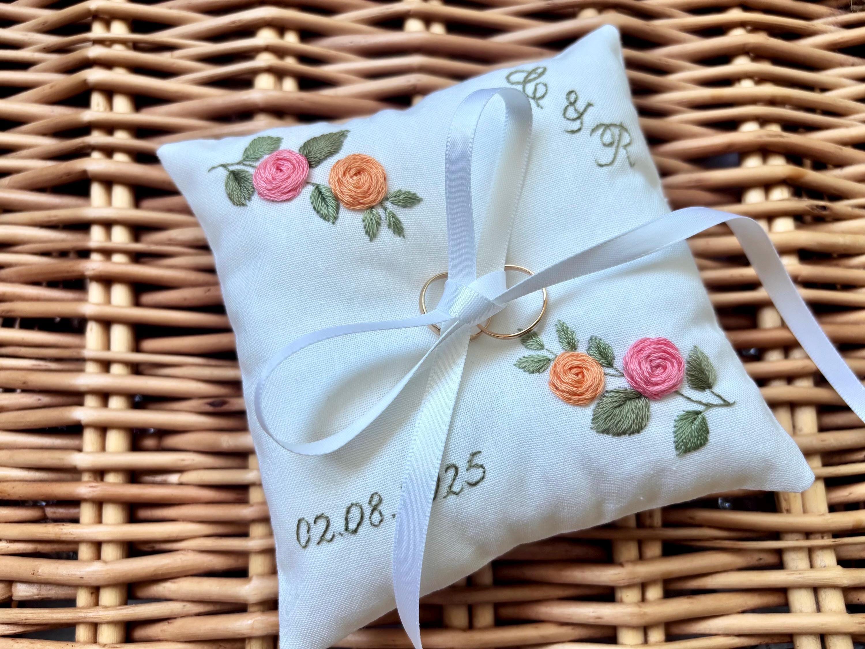 Coussin d’alliances personnalisé pour cérémonie de mariage avec les initiales et date du mariage
