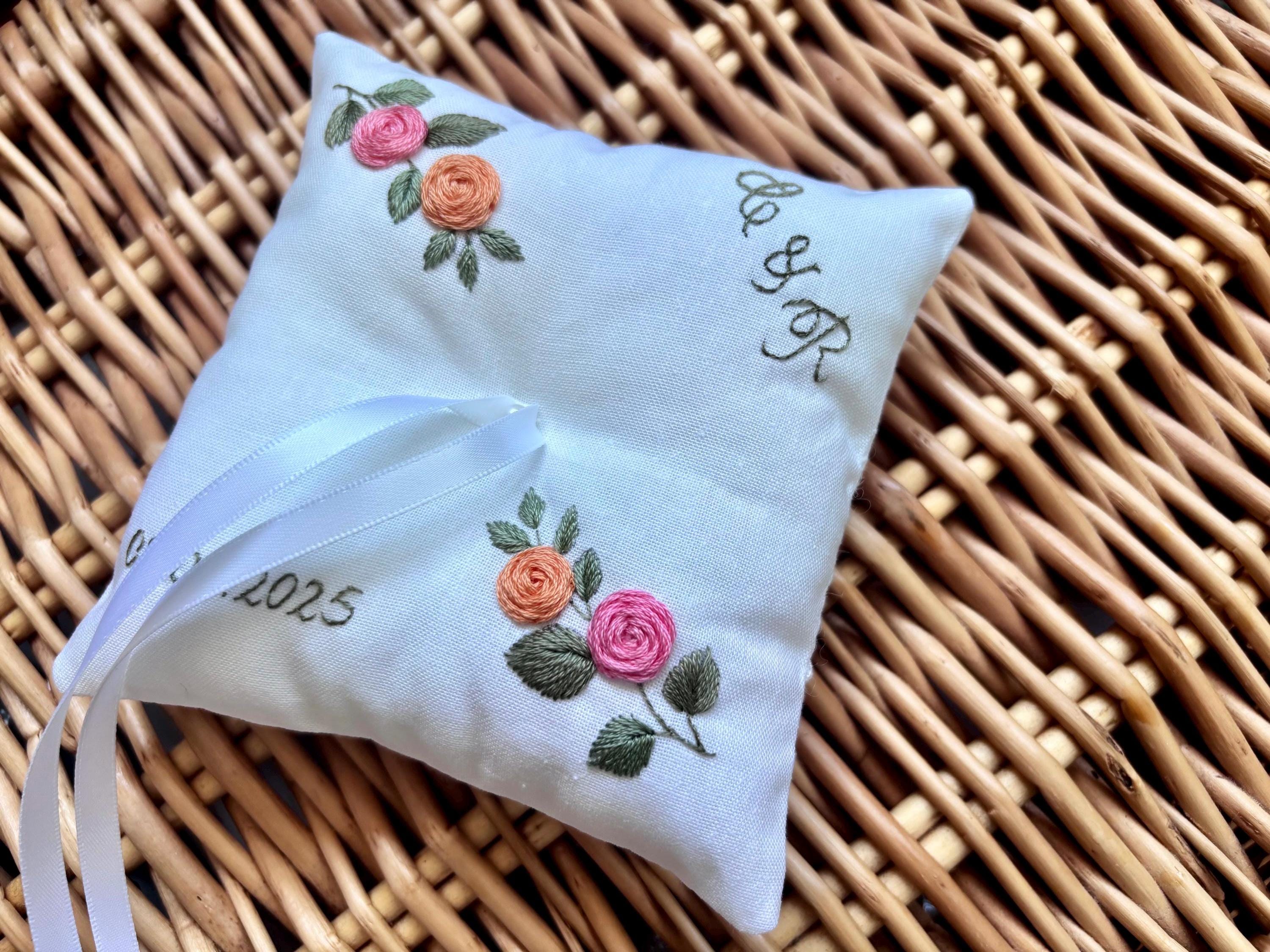 Coussin d’alliances personnalisé pour cérémonie de mariage avec les initiales et date du mariage
