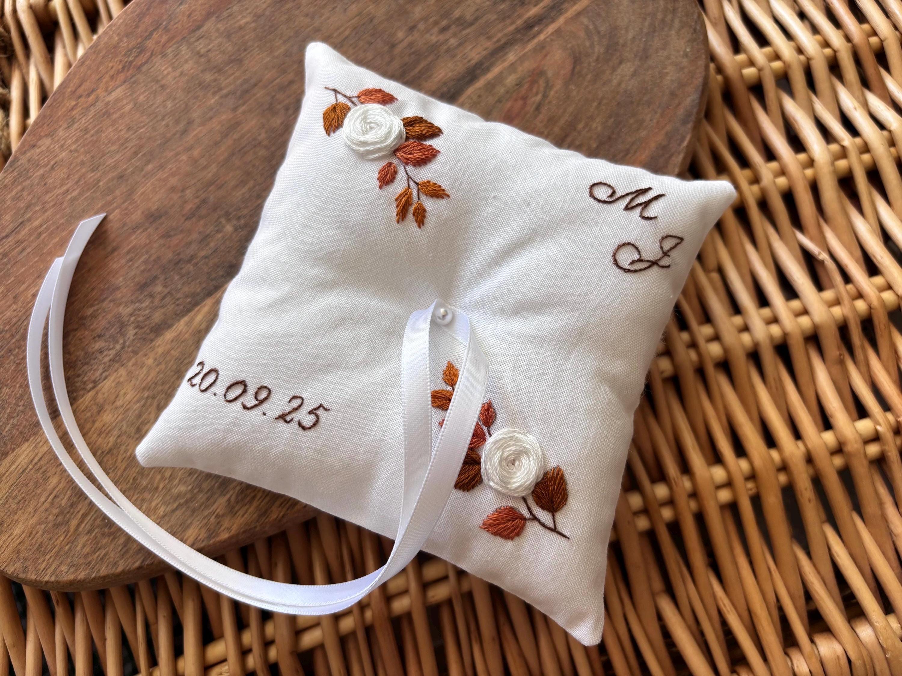 Coussin d'alliance brodé et cousu à la main - porte alliances personnalisé - eucalyptus et roses - coussin d'anneaux pour alliances mariage