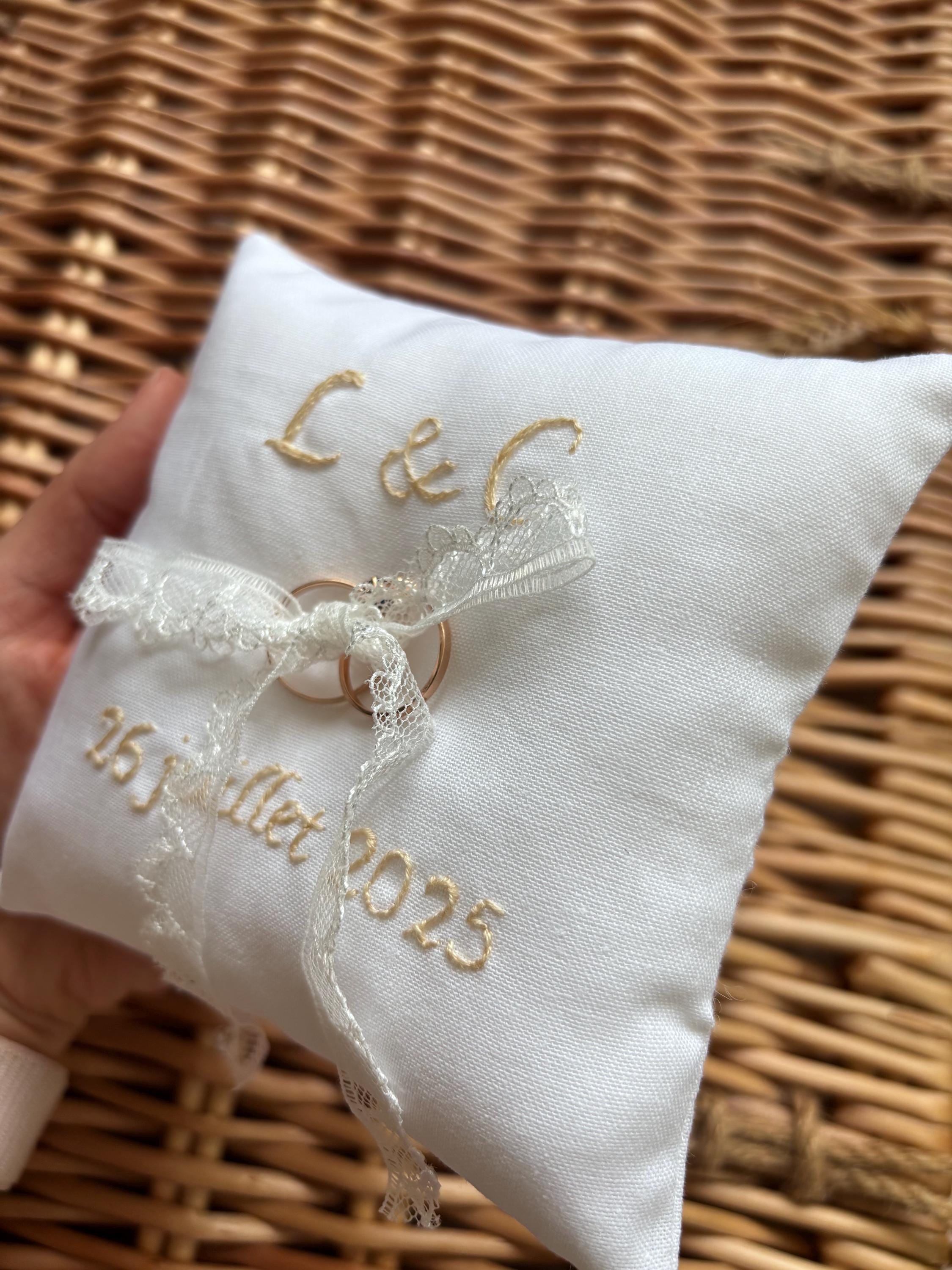 Coussin porte alliance blanc, accessoire de mariage élégant et personnalisé, dentelle