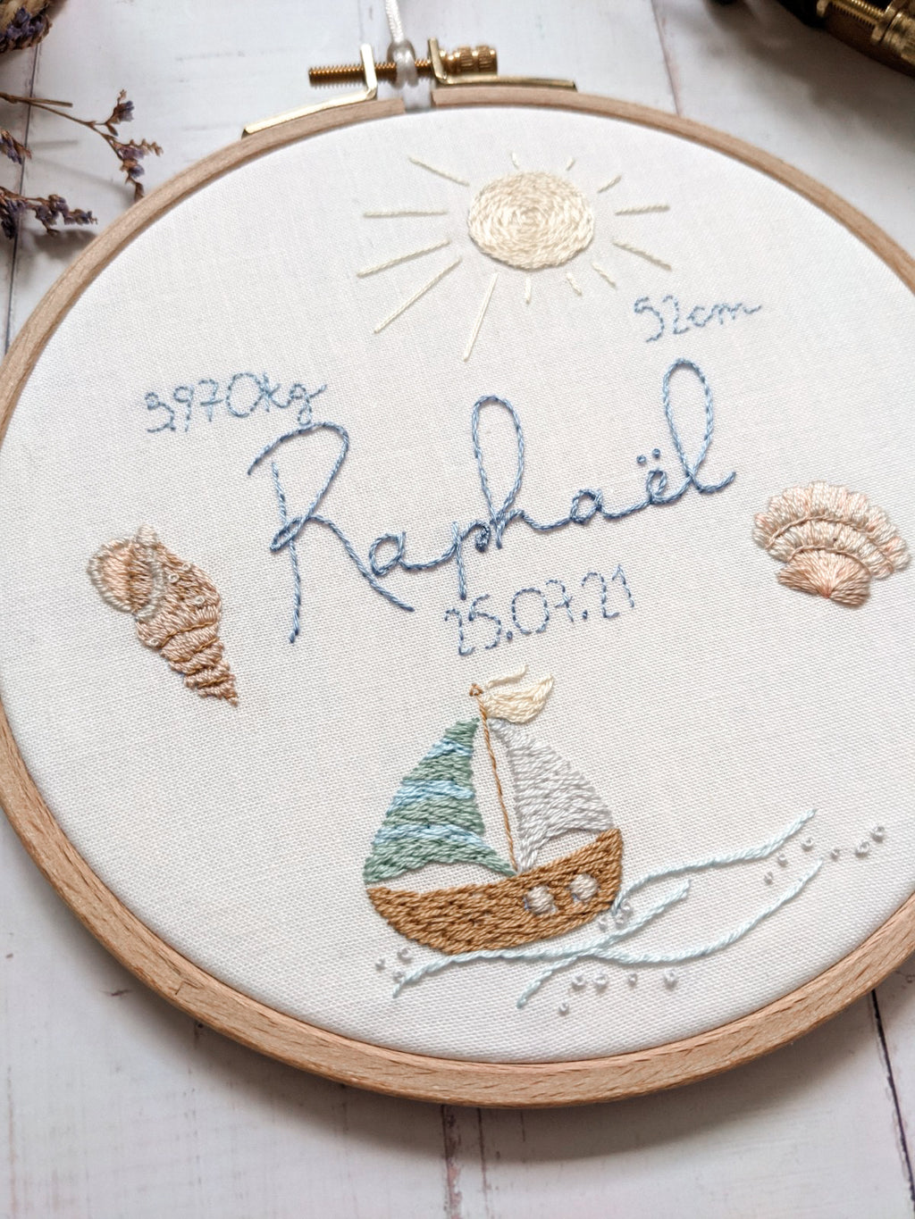 Décoration de chambre bébé personnalisée – Cadeau de naissance brodé thème marin