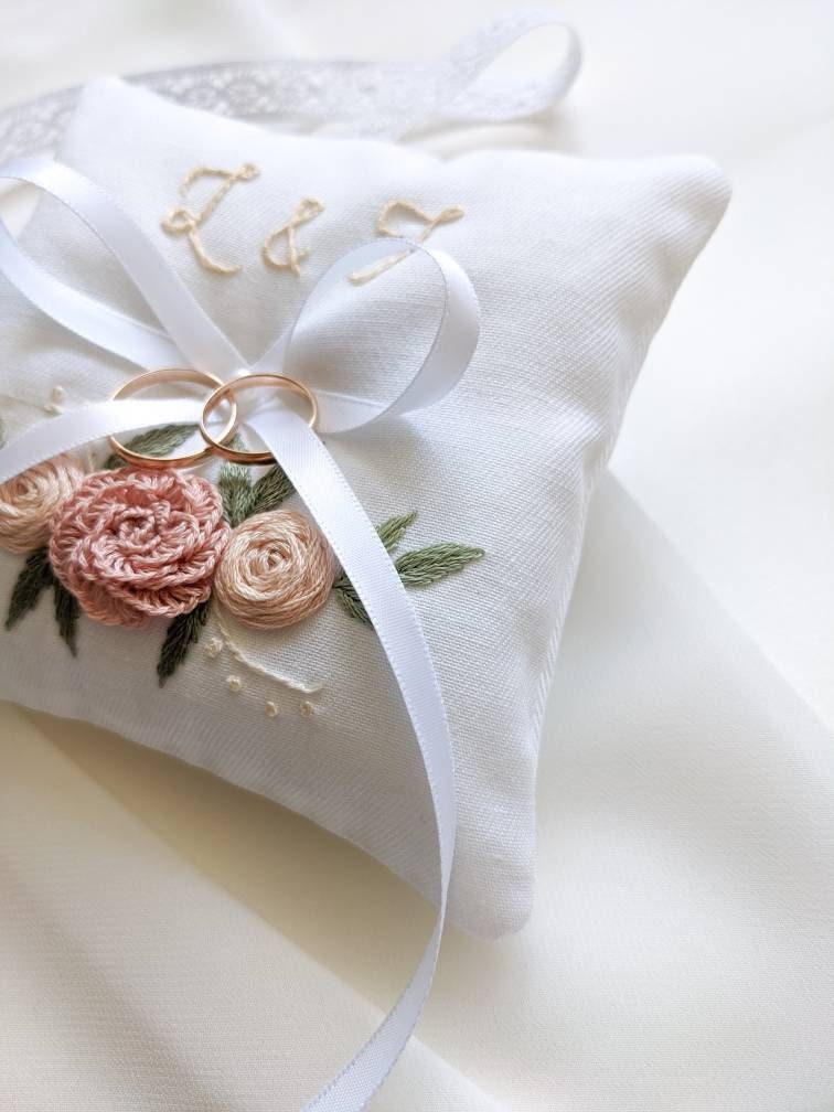 Coussin d'alliances blanc personnalisé - Porte-alliances brodé à la main pour alliances - Motifs floraux