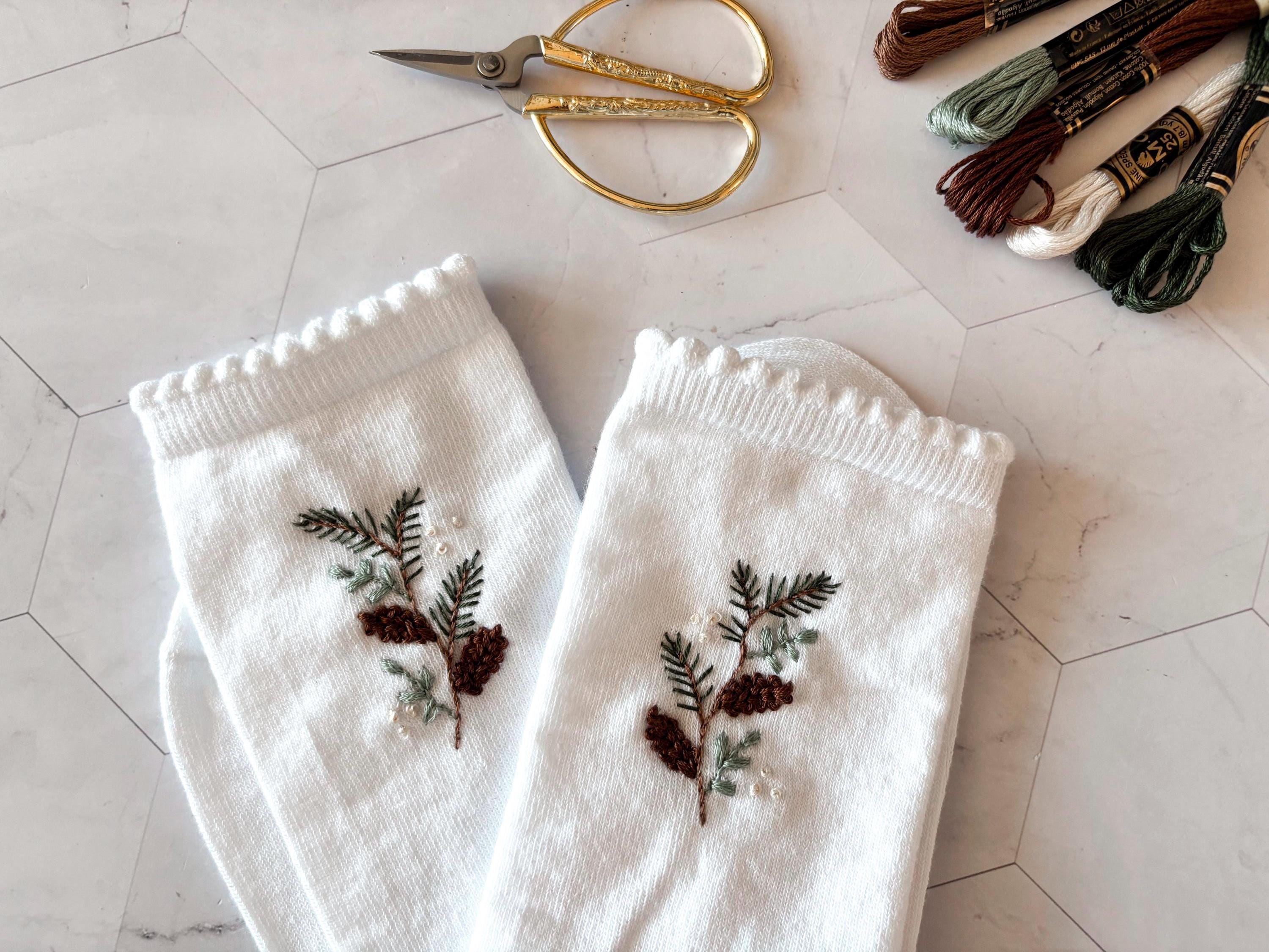 Chaussettes en coton brodées à la main, motif pommes de pin, sapin