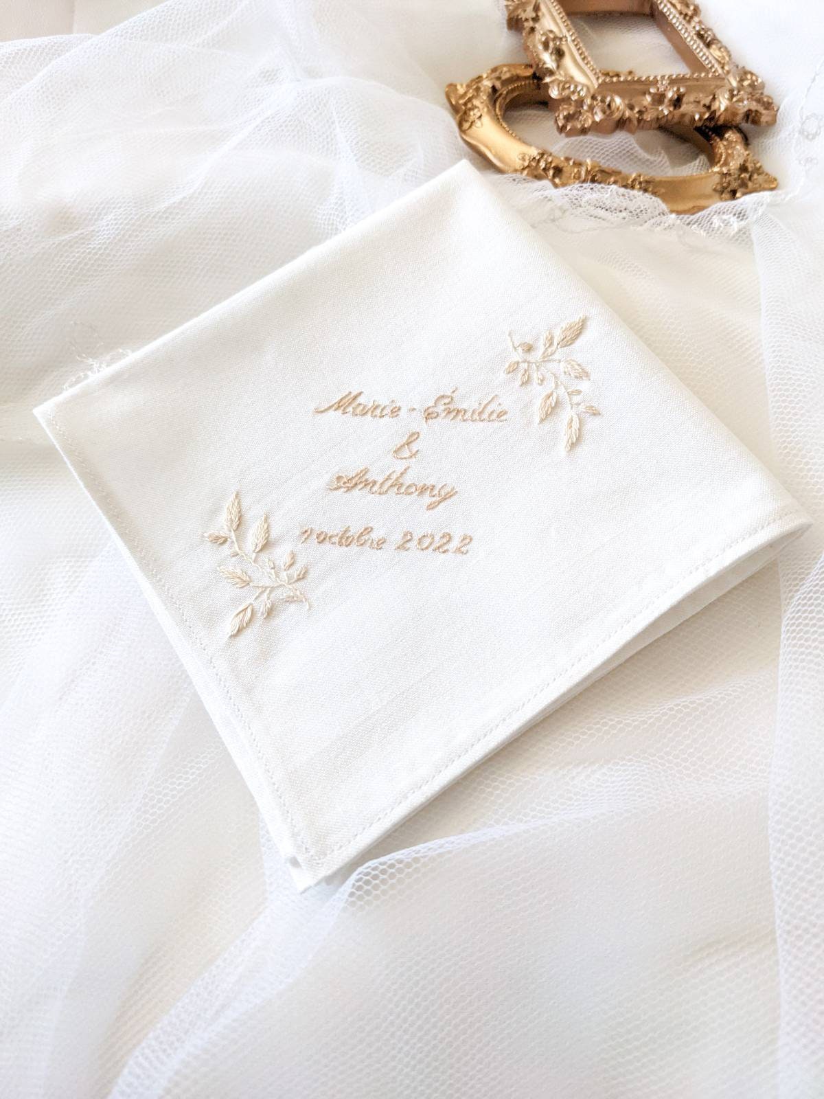Mouchoir de mariage, souvenir de mariage, cadeau pour mariés, coton blanc bio, doré, feuilles brodés, cadeau baptême, cadeau maman papa