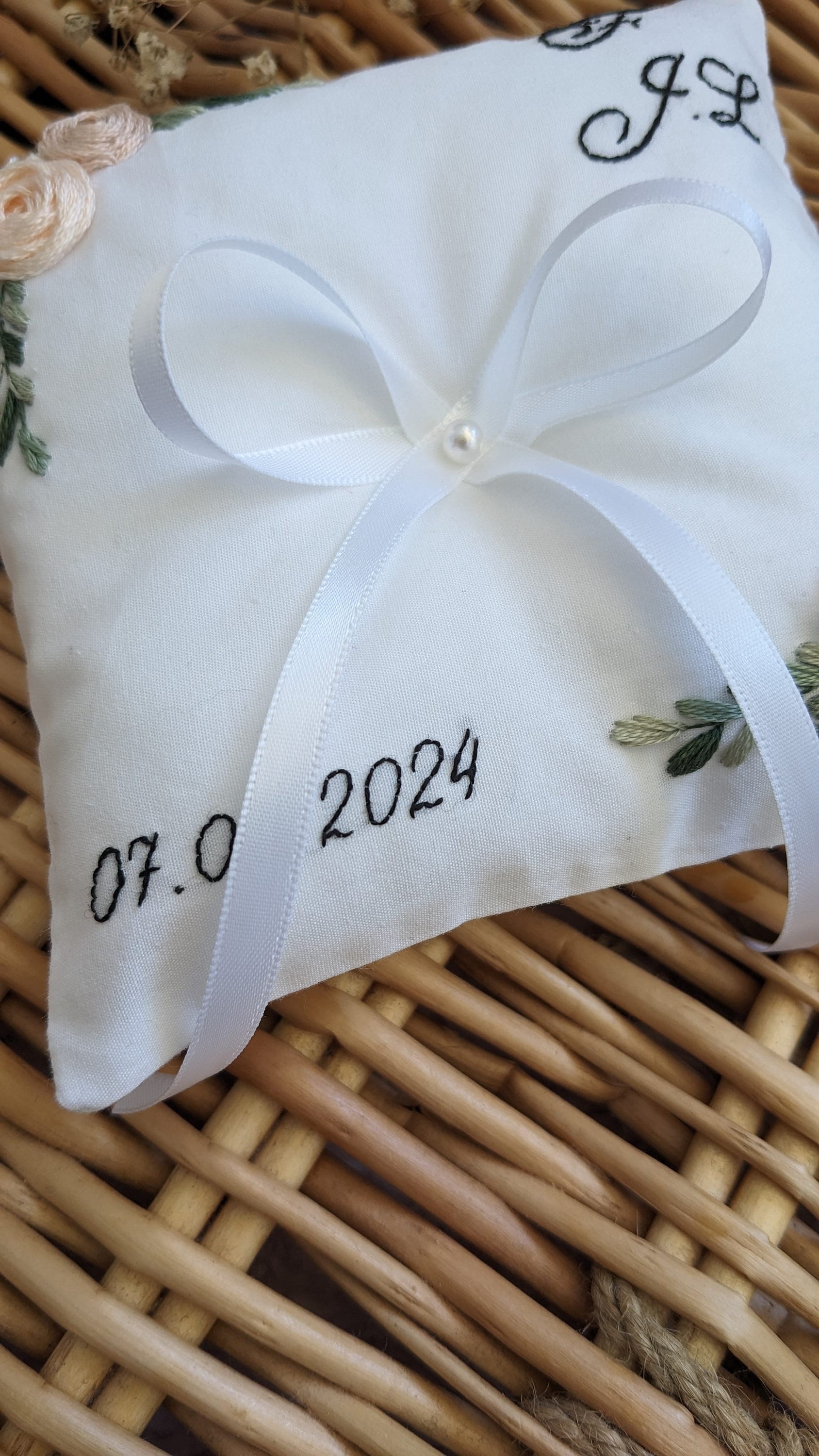 Coussin d'alliance brodé et cousu à la main, initiales de couple brodés, date de mariage, roses et eucalyptus, personnalisable