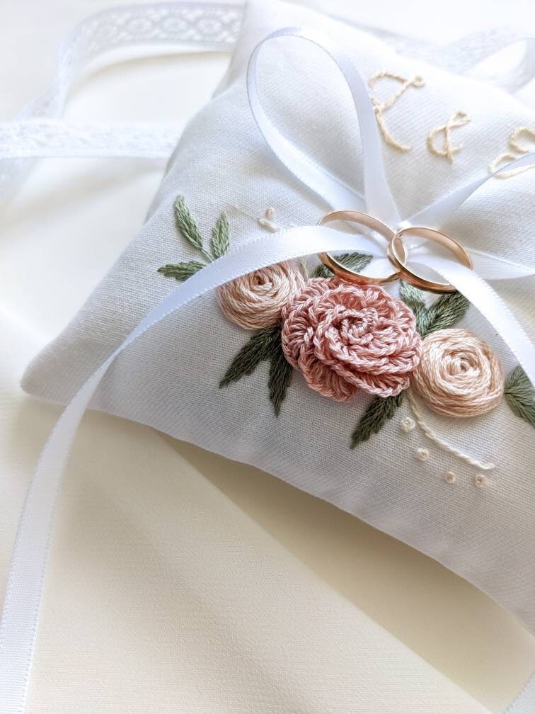 Coussin d'alliances blanc personnalisé - Porte-alliances brodé à la main pour alliances - Motifs floraux