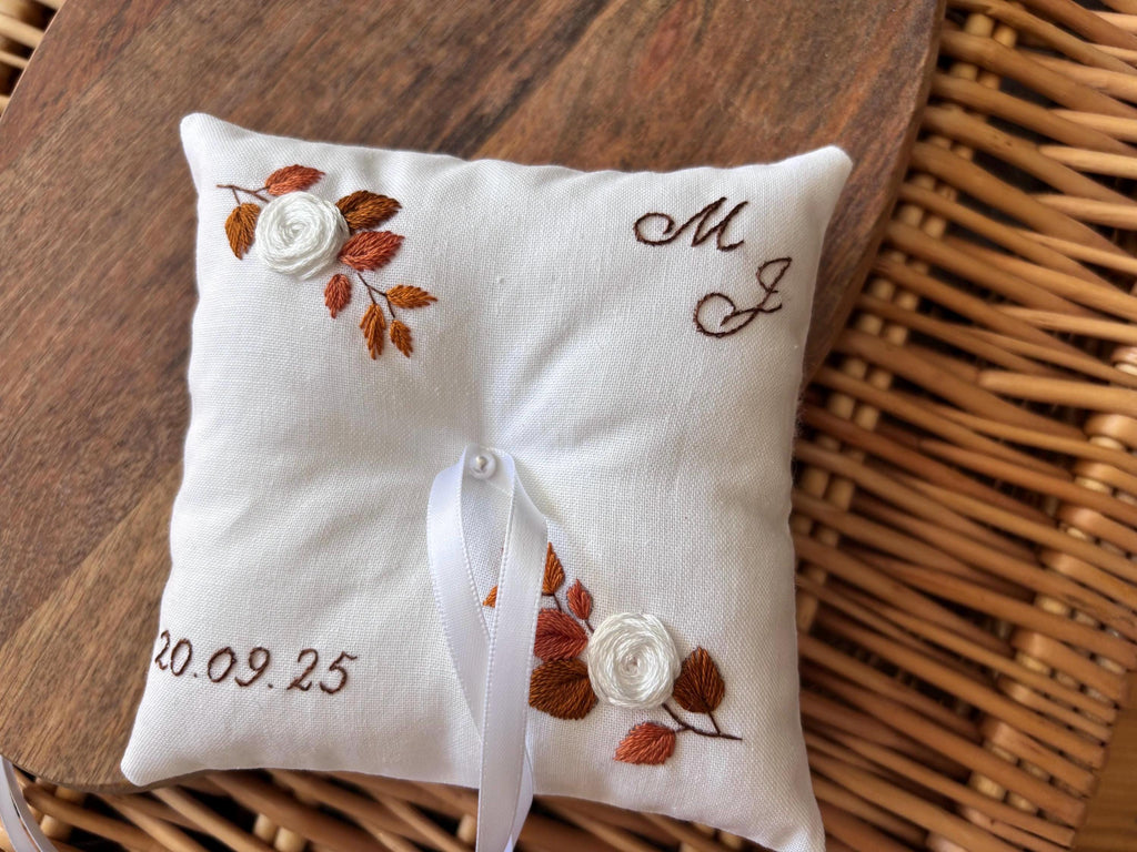 Coussin d'alliance brodé et cousu à la main - porte alliances personnalisé - eucalyptus et roses - coussin d'anneaux pour alliances mariage
