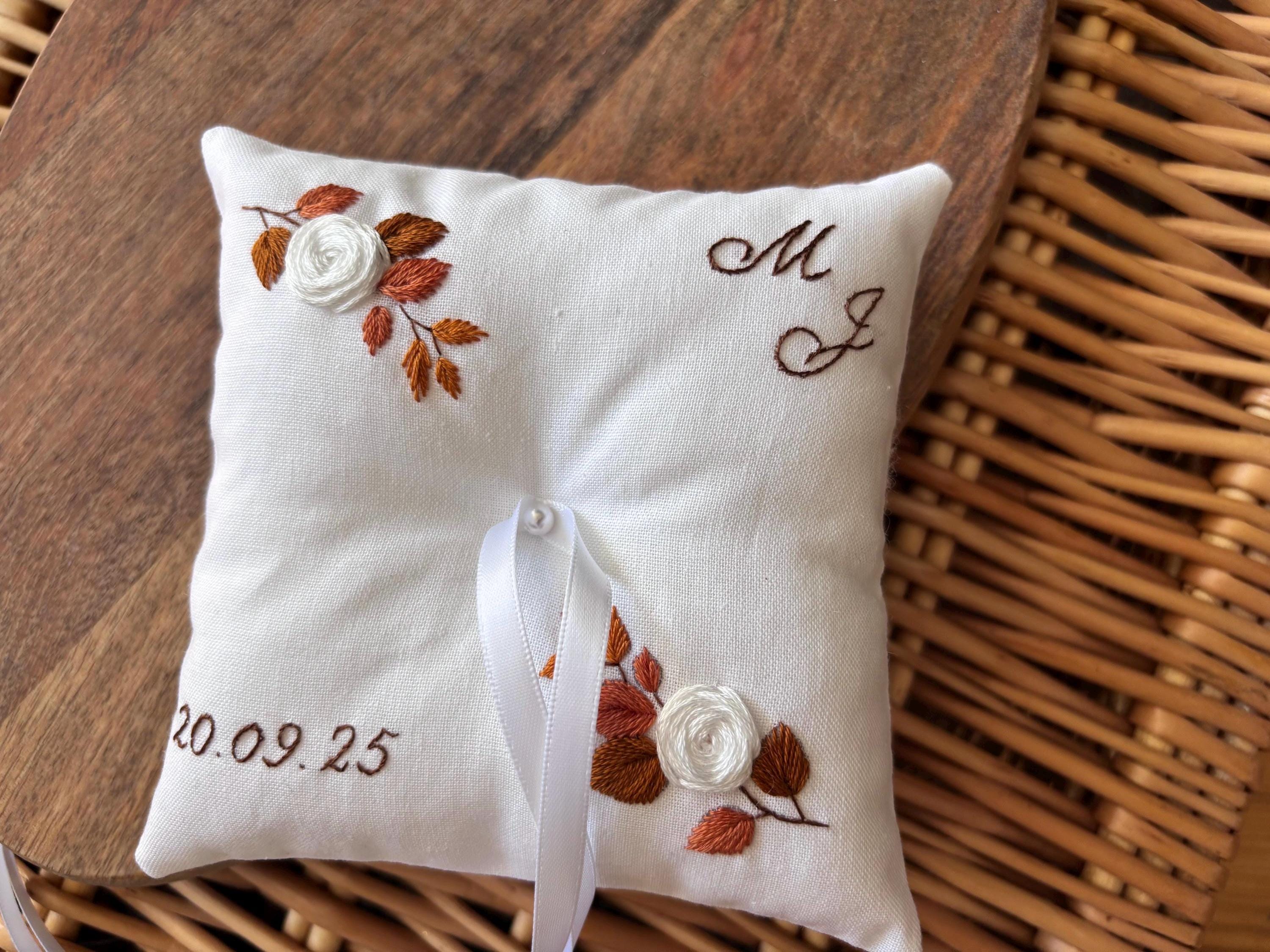 Coussin d'alliance brodé et cousu à la main - porte alliances personnalisé - eucalyptus et roses - coussin d'anneaux pour alliances mariage