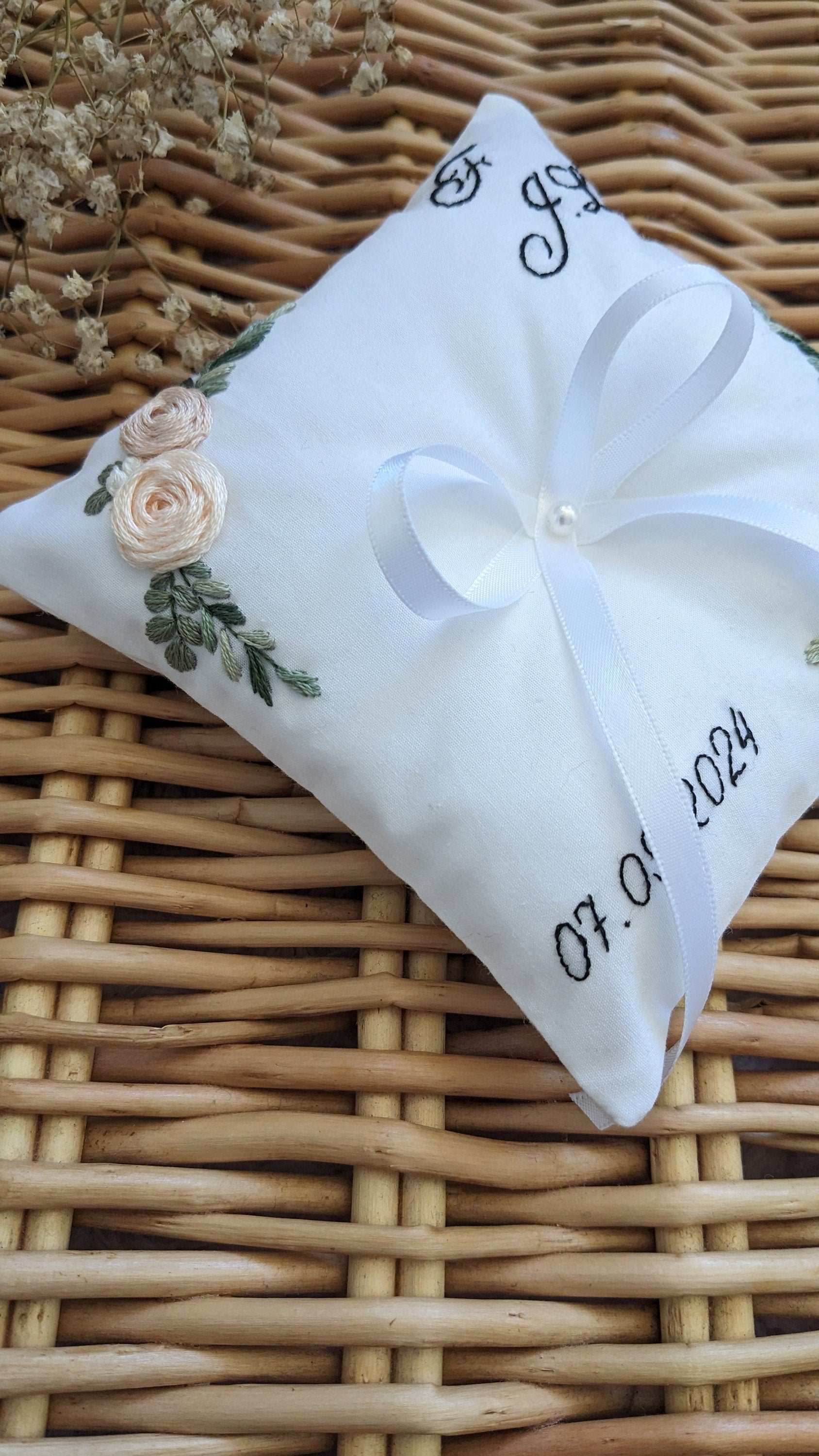 Coussin d'alliance brodé et cousu à la main, initiales de couple brodés, date de mariage, roses et eucalyptus, personnalisable