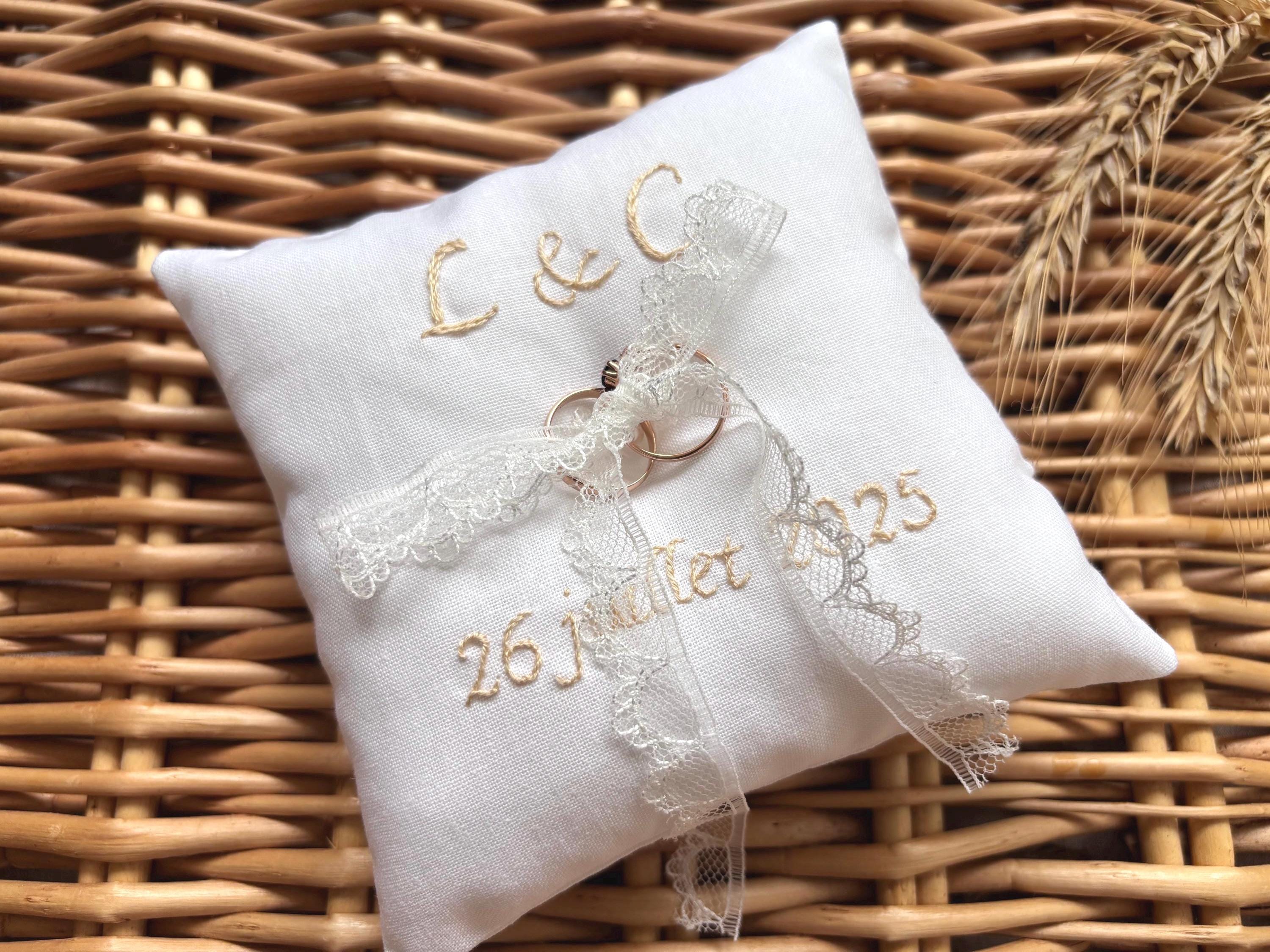 Coussin porte alliance blanc, accessoire de mariage élégant et personnalisé, dentelle