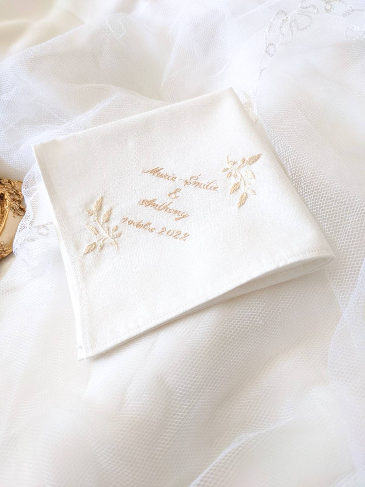 Mouchoir de mariage, souvenir de mariage, cadeau pour mariés, coton blanc bio, doré, feuilles brodés, cadeau baptême, cadeau maman papa