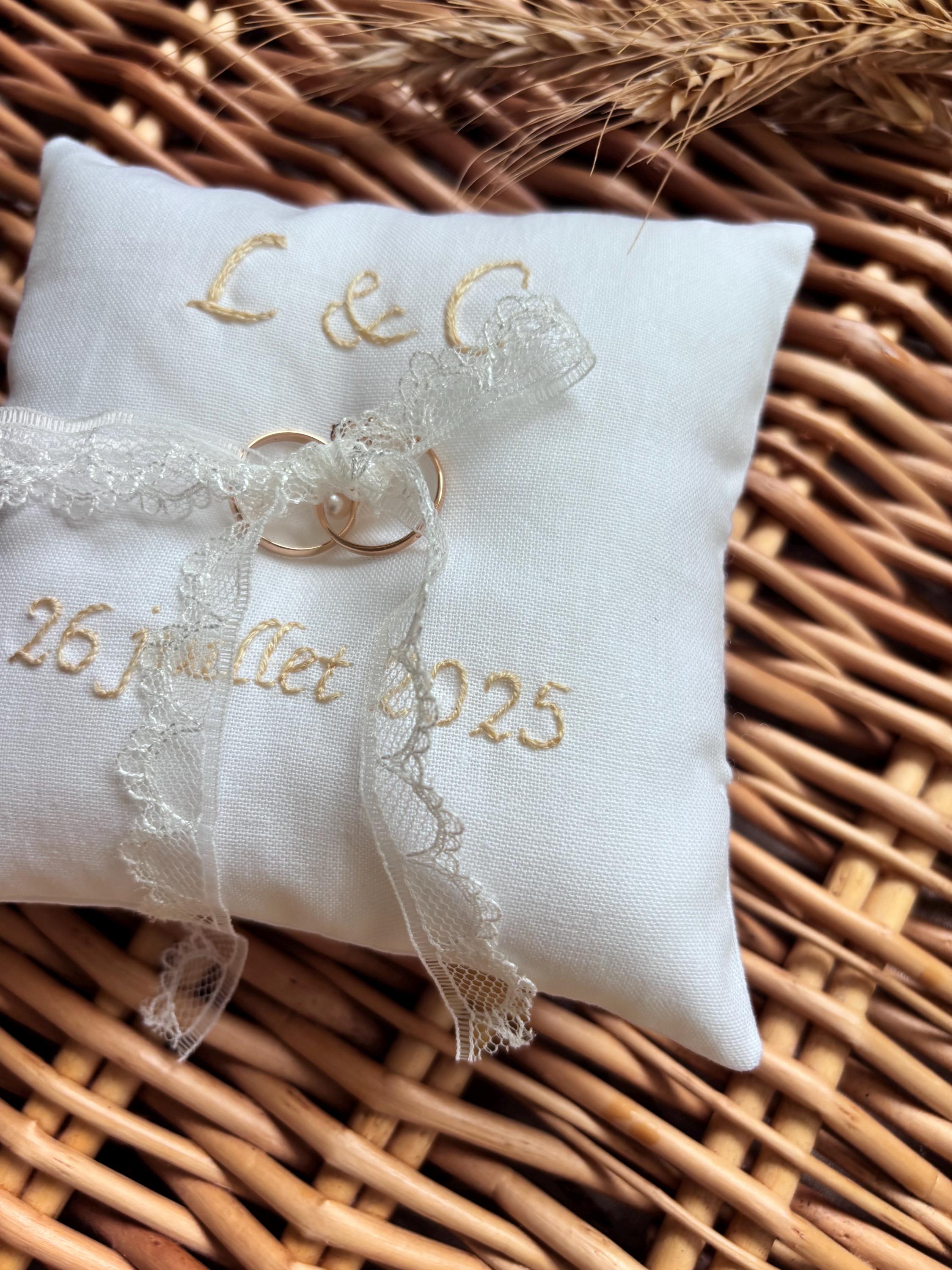 Coussin porte alliance blanc, accessoire de mariage élégant et personnalisé, dentelle