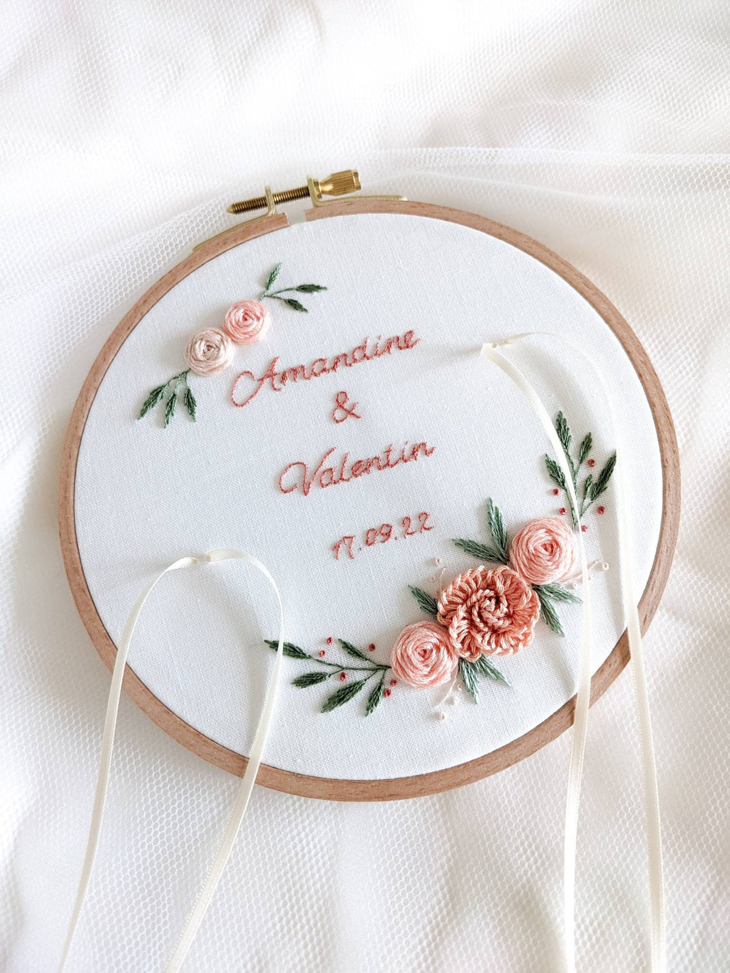 Porte alliances brodé personnalisé, prénoms brodés, porte-alliance mariage, fleurs brodées